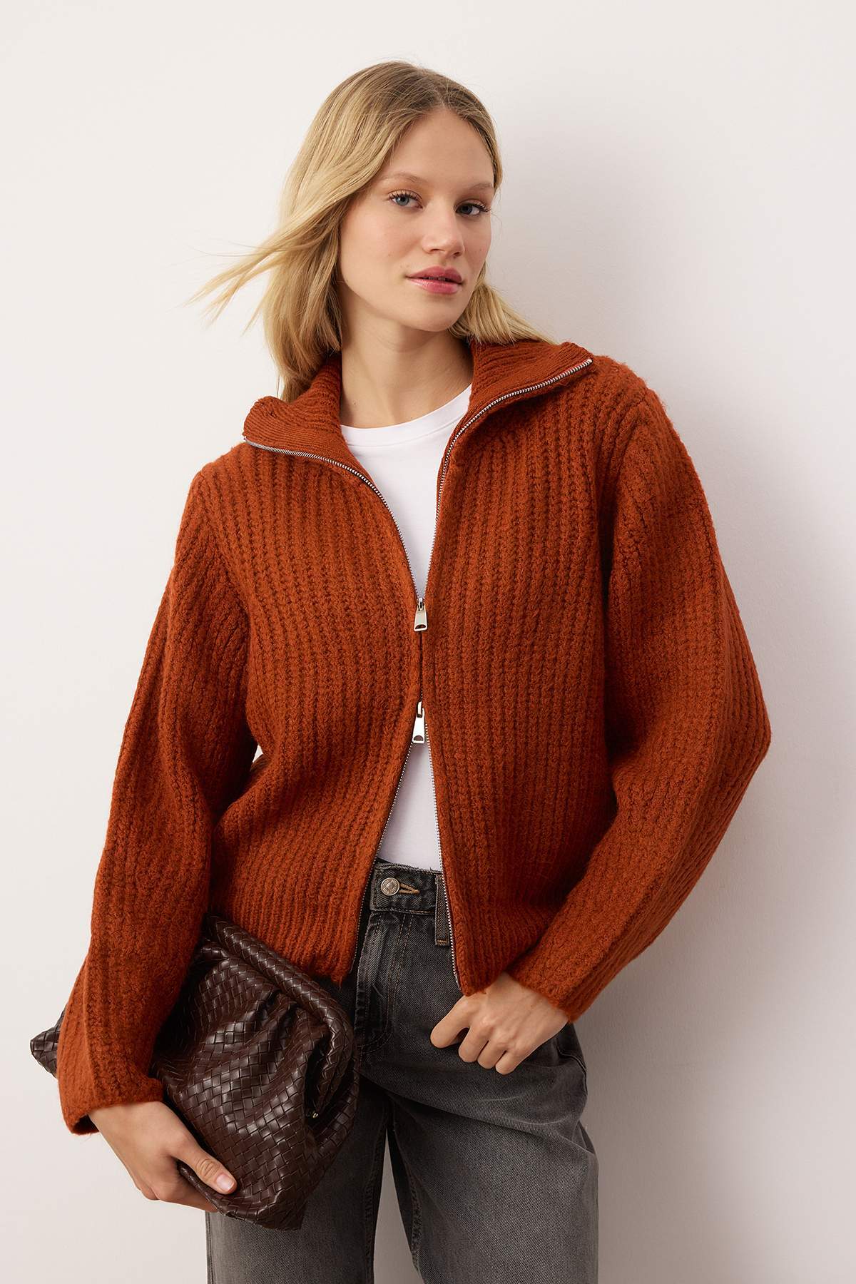 Trendyolmilla  Wardrobe Essentials Kiremit Fermuarlı Yumuşak Dokulu Geniş Kalıp Triko Hırka|TWOAW26HI00049 - Görsel 2