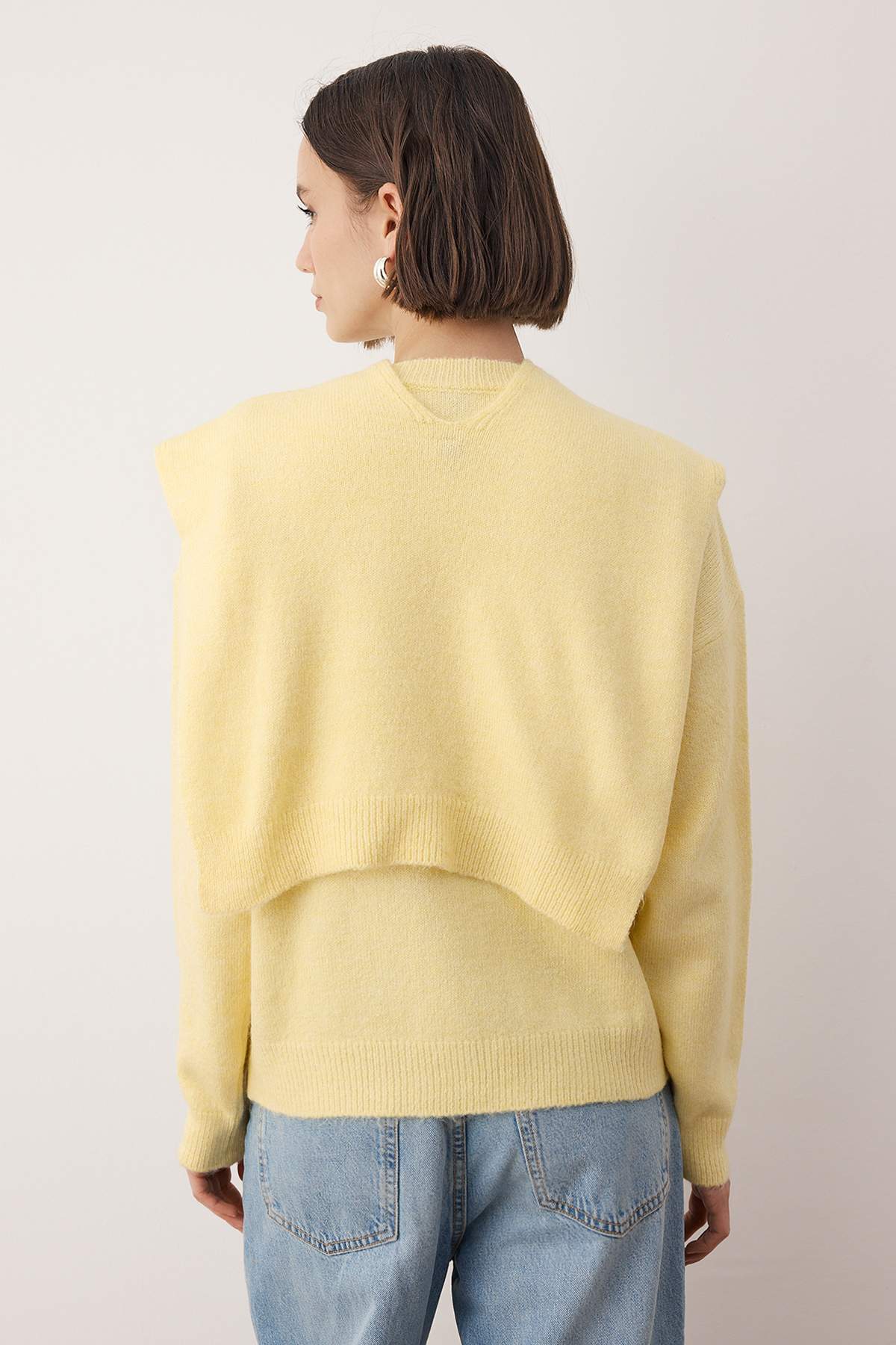 Trendyolmilla  Sarı Yumuşak Dokulu Geniş Kalıp Şallı Triko Kazak TWOAW26KZ00166 - Görsel 4