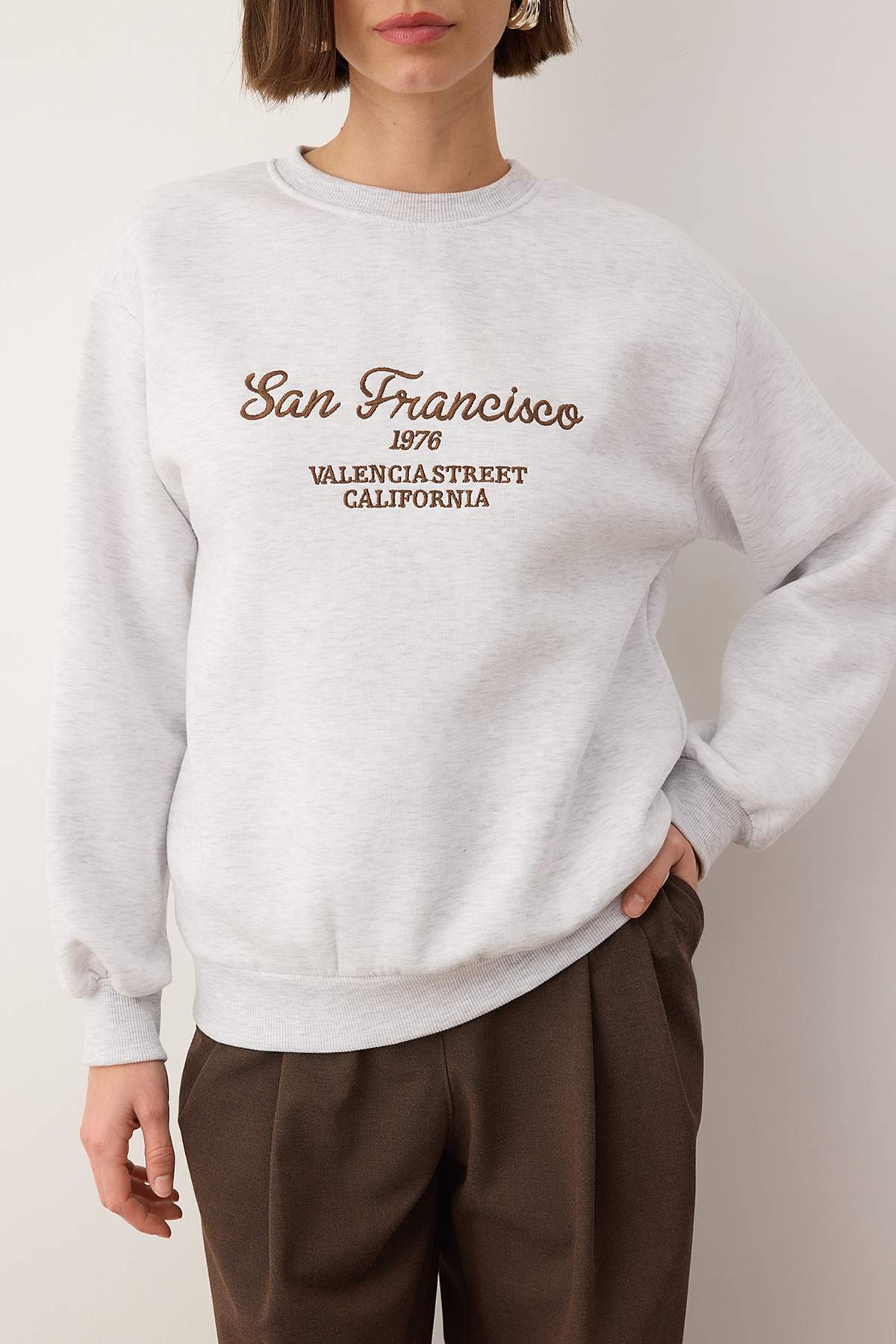 Trendyolmilla  Gri Melanj Slogan Nakışlı Bisiklet Yaka Örme Sweatshirt TWOAW26SW00219 - Görsel 4