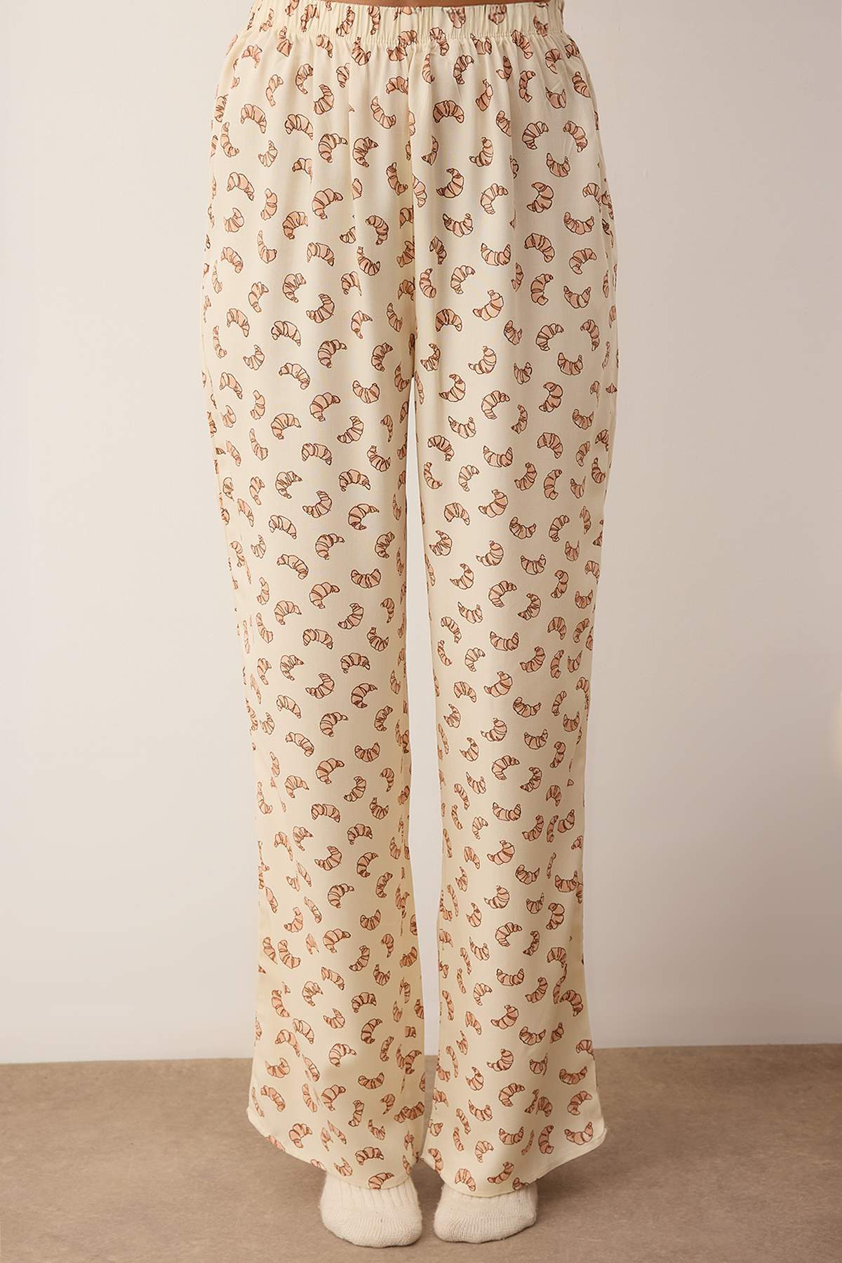 Trendyolmilla  Çok Renkli Kruvasan Baskılı Viskon Dokuma Pijama Takımı THMAW26PT00105 - Görsel 3