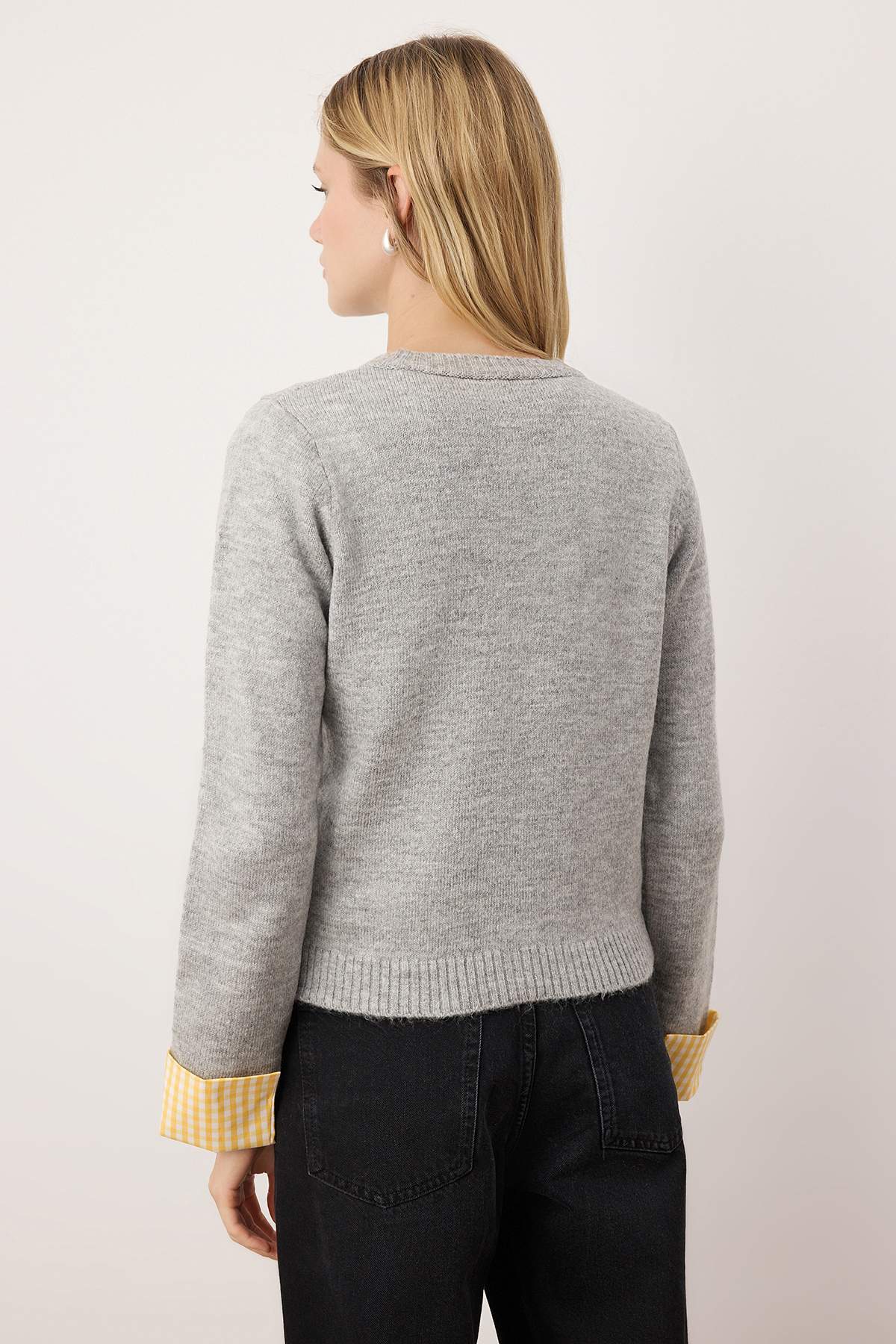 Trendyolmilla  Gri Yumuşak Dokulu Gömlek Garnili Triko Hırka TWOAW26HI00169 - Görsel 4