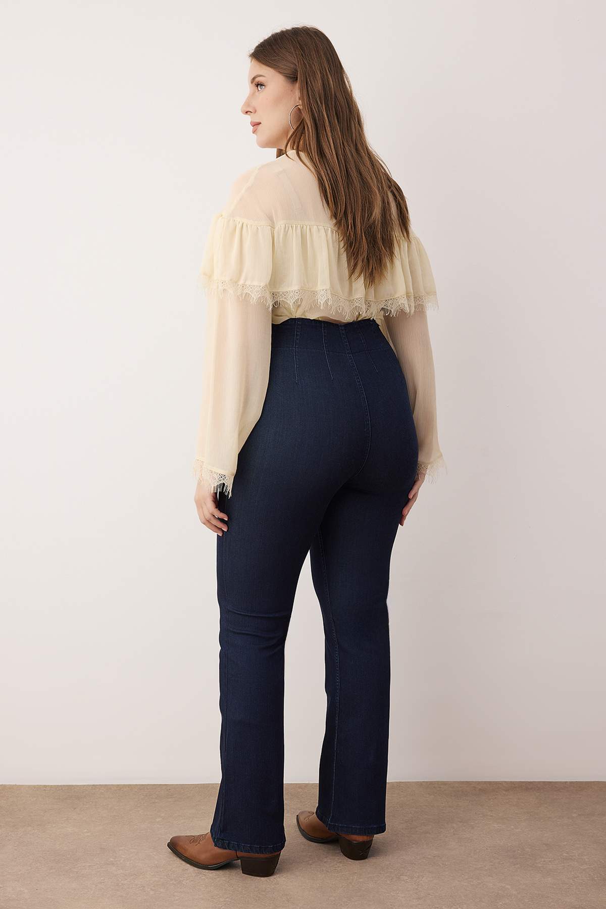 Trendyolmilla  Koyu Mavi Yüksek Bel Dikiş Detaylı İspanyol Paça Büyük Beden Flare Fit Jeans TBBAW26CJ00024 - Görsel 4