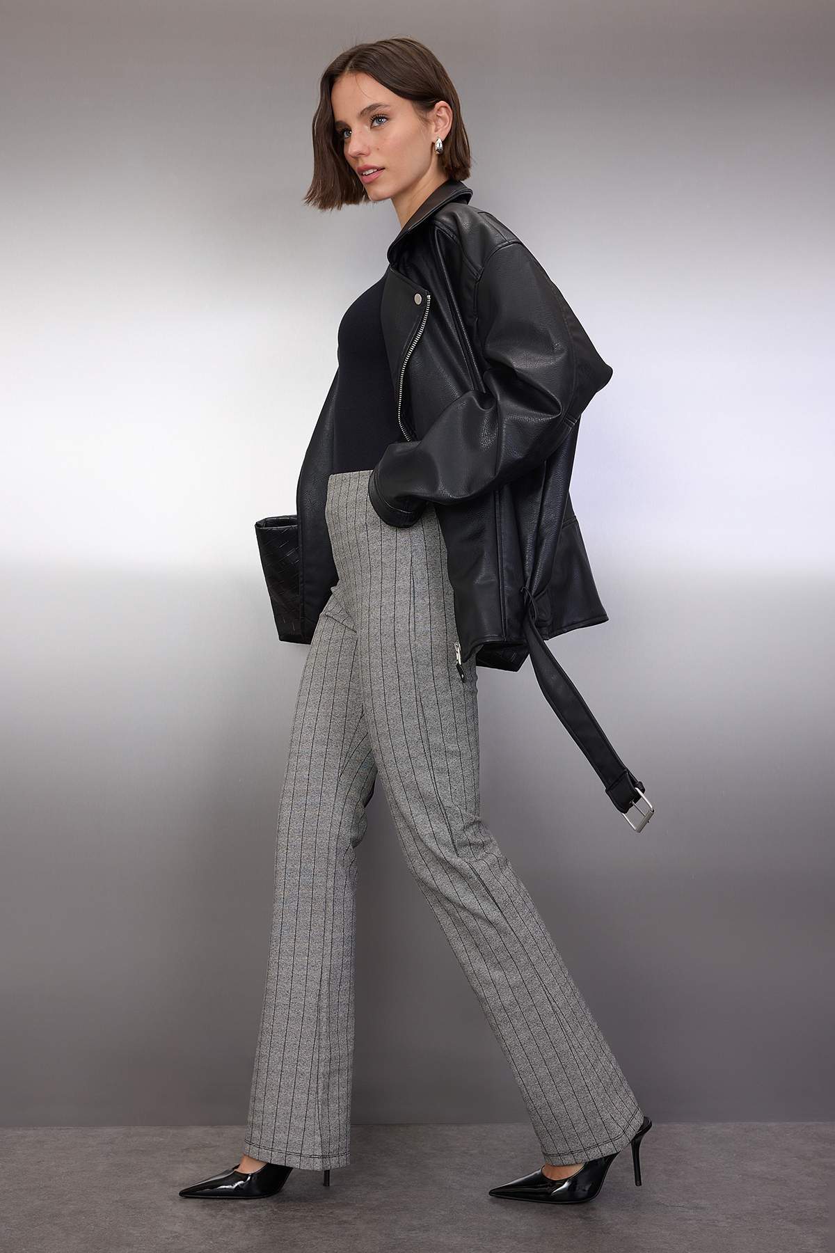 Trendyolmilla  Gri Çizgili Flare/İspanyol Paça Esnek Örme Pantolon TWOAW26PL00091 - Görsel 2
