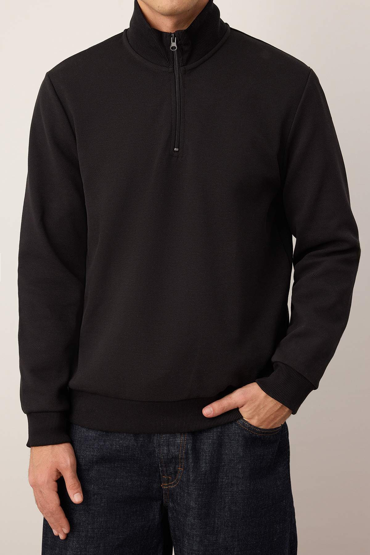 Trendyolmilla  Siyah Regular/Normal Kesim Kalın Dik Yaka Sweatshirt TMNAW26SW00025 - Görsel 3