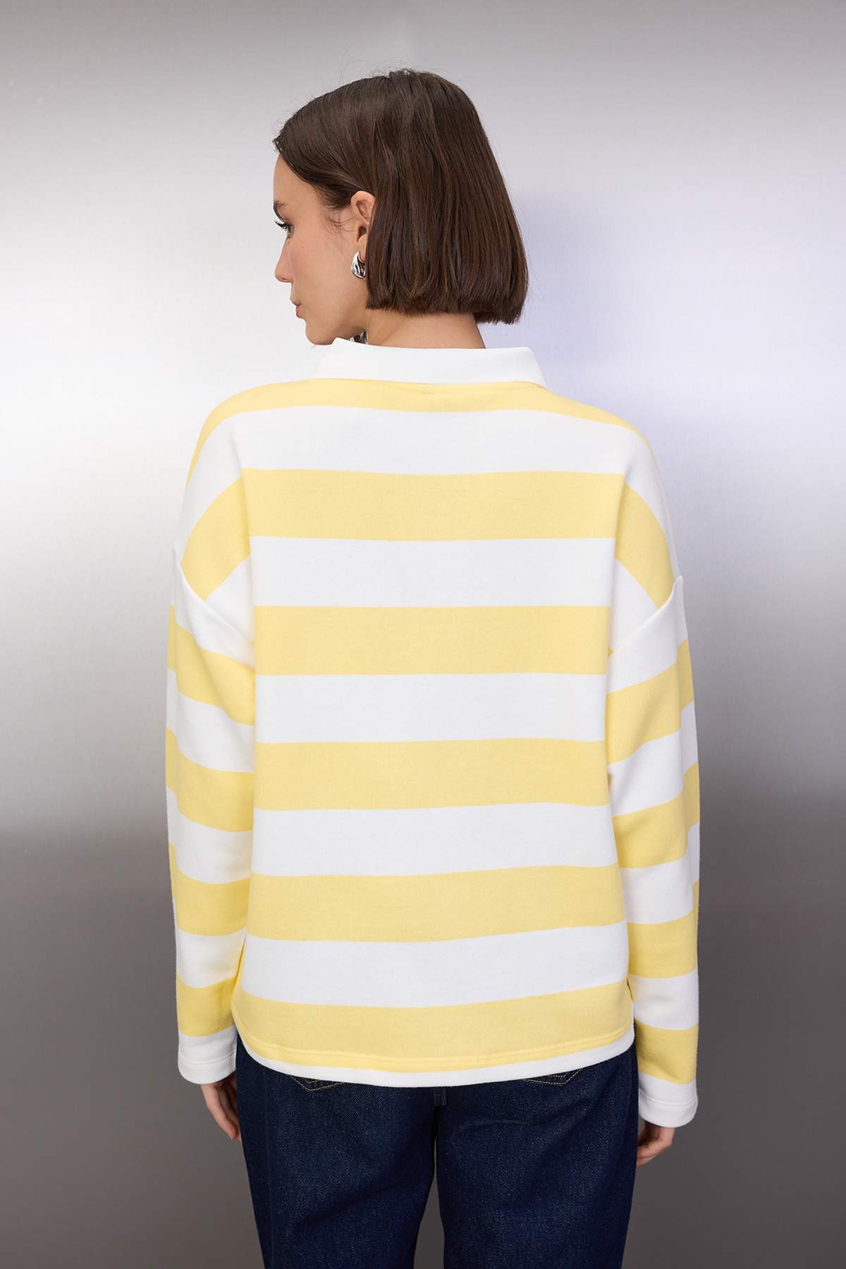 Trendyolmilla  Açık Sarı Kalın Şardonsuz Polo Yaka Çizgili Nakışlı Örme Sweatshirt TWOAW26SW00062 - Görsel 4