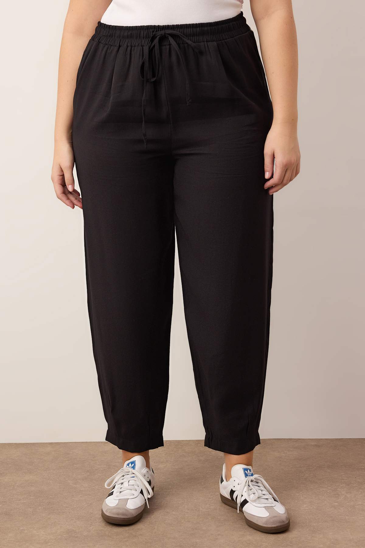 Trendyolmilla  Siyah Havuç/Şalvar Yüksek Bel Lastikli Paça Büyük Beden Dokuma Pantolon TBBAW26AR00022 - Görsel 3