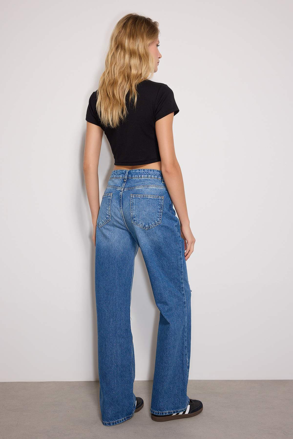 Trendyolmilla  Mavi Yırtıklı Yüksek Bel Wide Leg Geniş Paça %100 Pamuk Non-Stretch Jeans TWOSS24JE00199 - Görsel 4