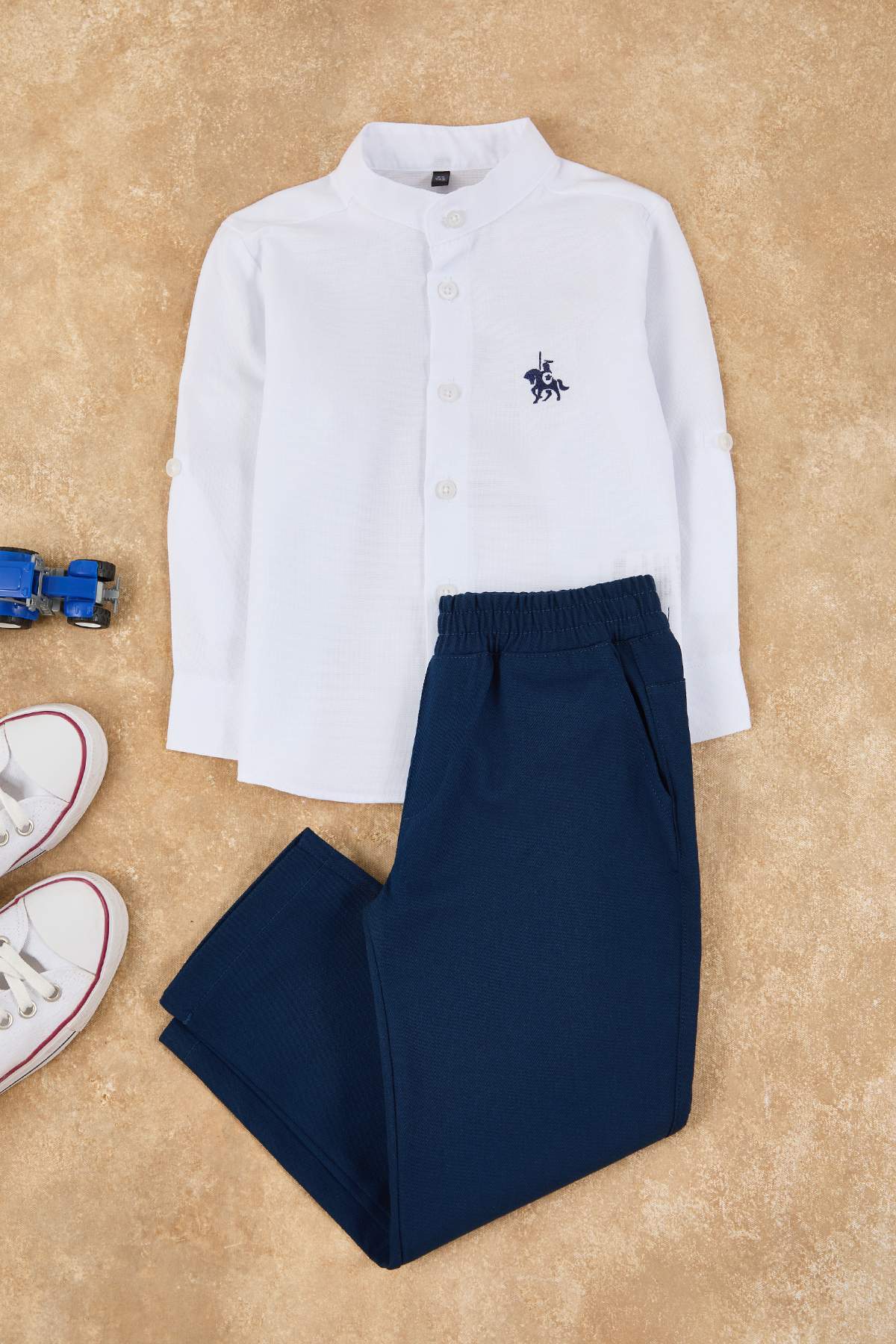 TRENDYOLKIDS Weißes Hemd mit elastischem Bund und Richterkragen, gewebte Hose...