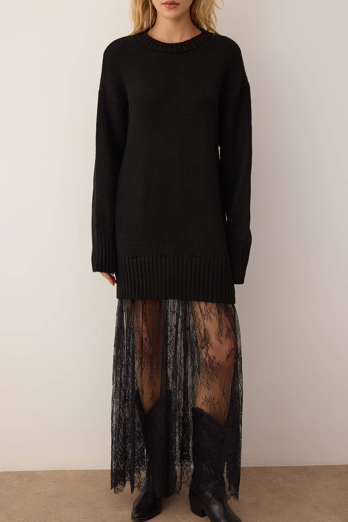 Trendyol Collection Μαύρο ίσιο μάξι φόρεμα με λαιμόκοψη και δαντέλα μάξι πλεκτό φόρεμα TWOAW26EL00323