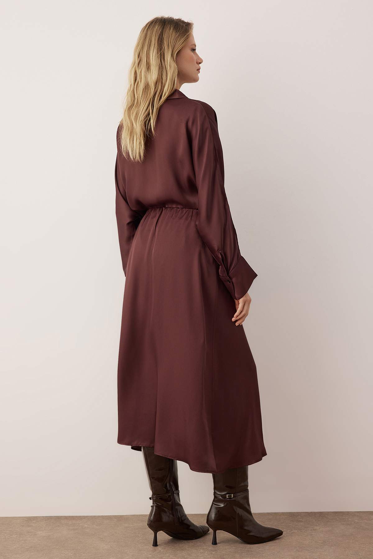 Trendyolmilla  Vücut Seçmeyen Kahverengi Kruvaze Bağlama Detaylı Dokuma Saten Midi Etek TWOAW26ET00121 - Görsel 7