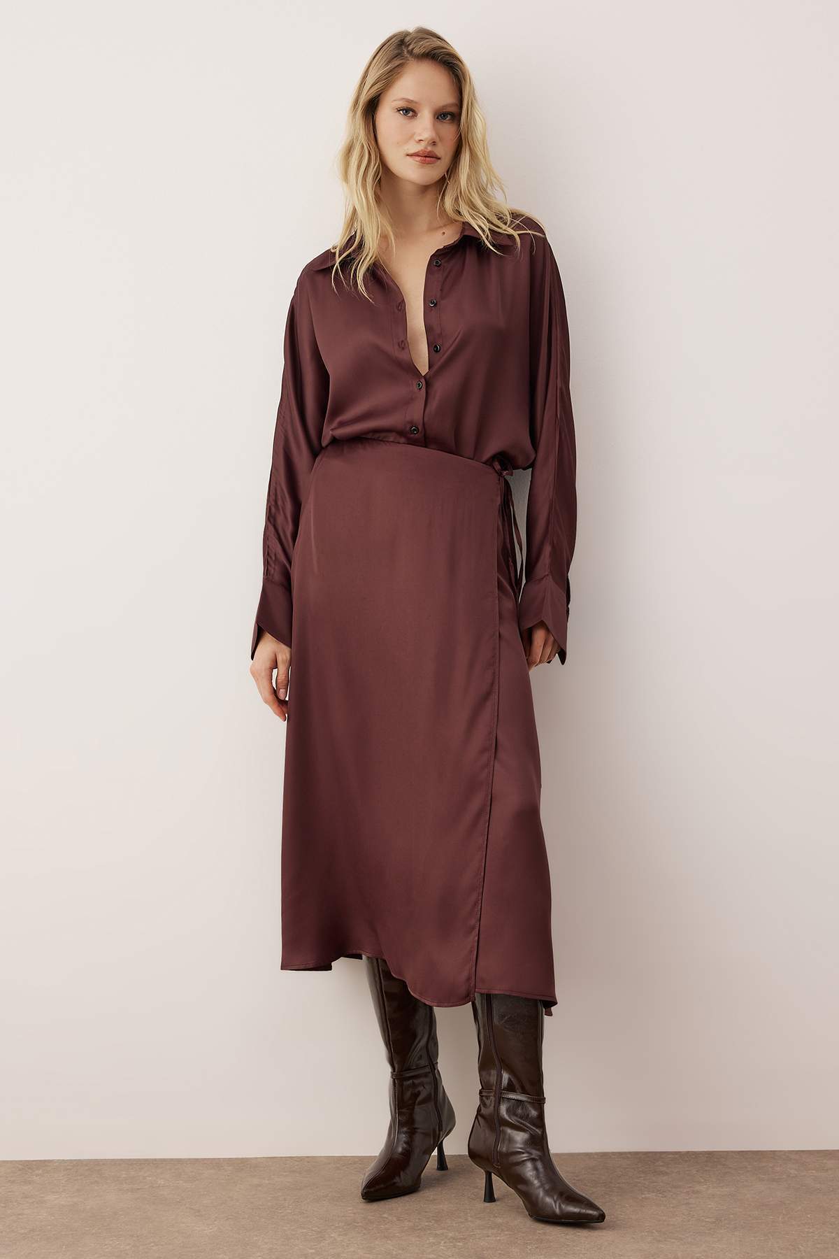 Trendyolmilla  Vücut Seçmeyen Kahverengi Kruvaze Bağlama Detaylı Dokuma Saten Midi Etek TWOAW26ET00121 - Görsel 4