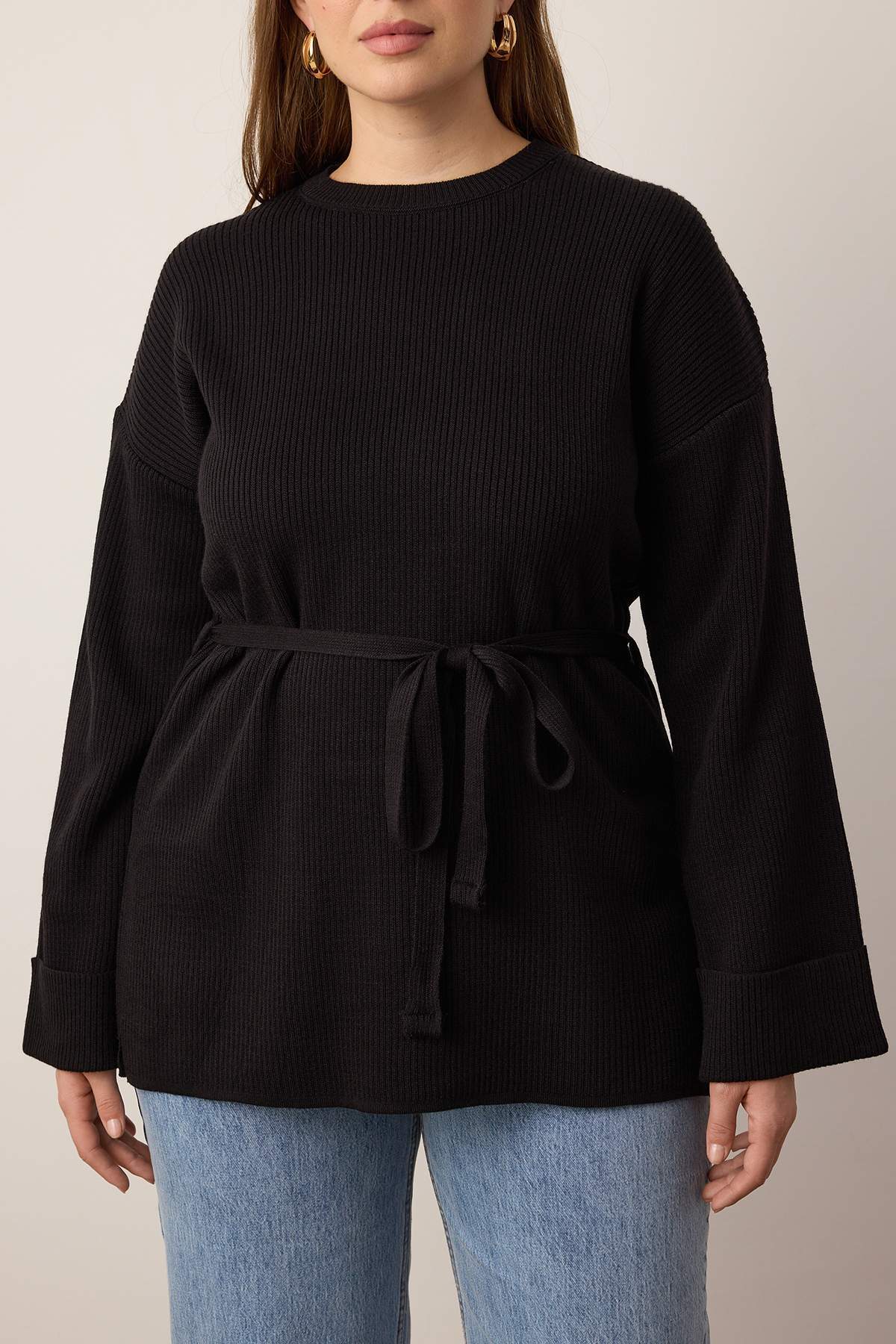 Trendyol Curve Schwarzer langer Strickpullover mit Taillengürtel TBBAW26AN00038