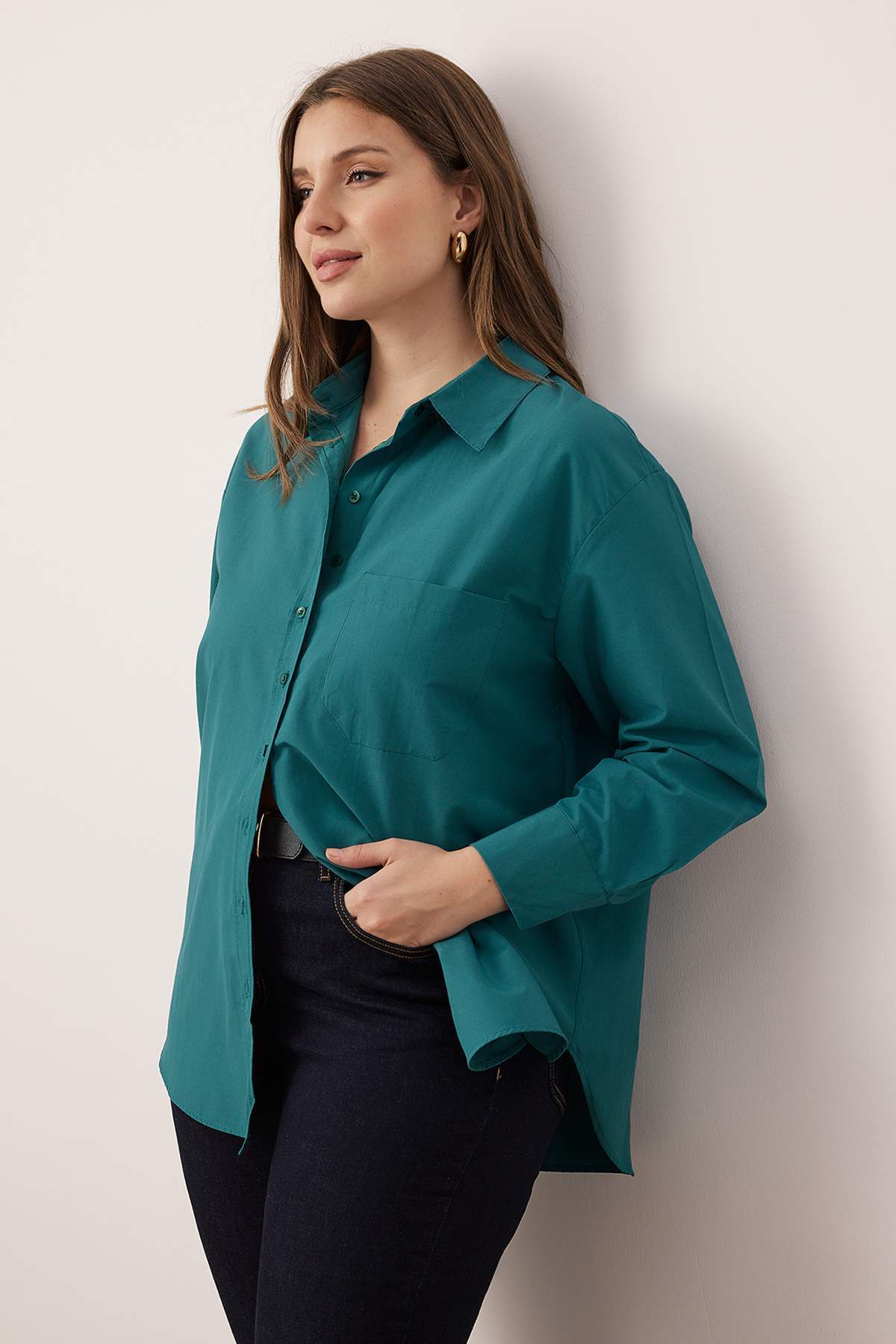 Trendyol Curve Ciemnozielona luźna bawełniana koszula z długim rękawem w dużym rozmiarze TBBSS22GO0323