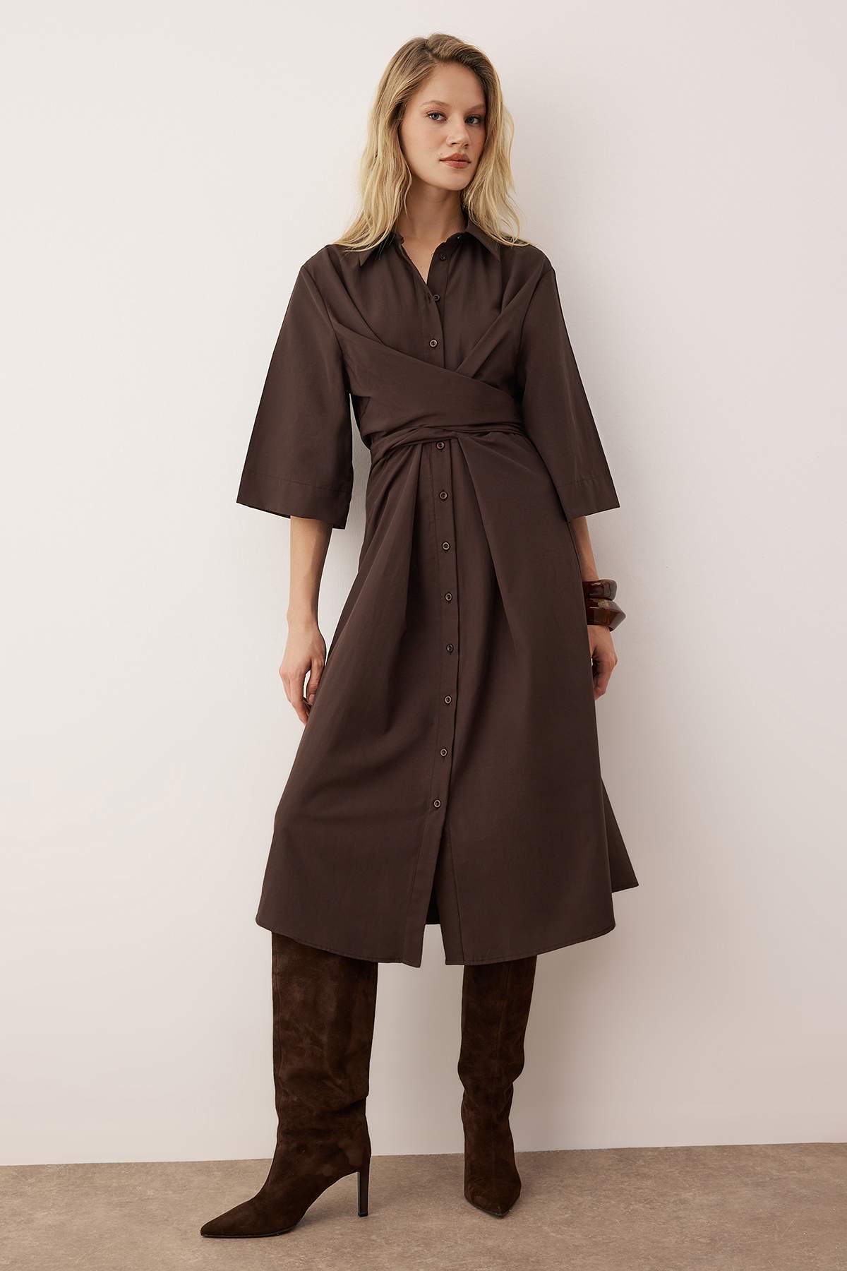 Trendyolmilla  Vücut Seçmeyen Koyu Kahverengi Belli Kuşak Detaylı Dokuma Elbise TWOAW26EL00243 - Görsel 2