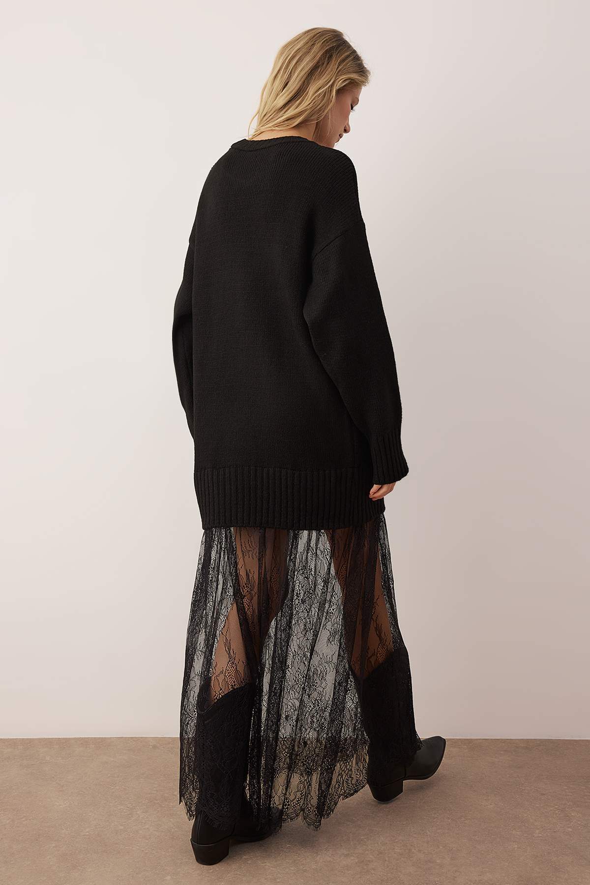 Trendyol Collection Μαύρο ίσιο μάξι φόρεμα με λαιμόκοψη και δαντέλα μάξι πλεκτό φόρεμα TWOAW26EL00323