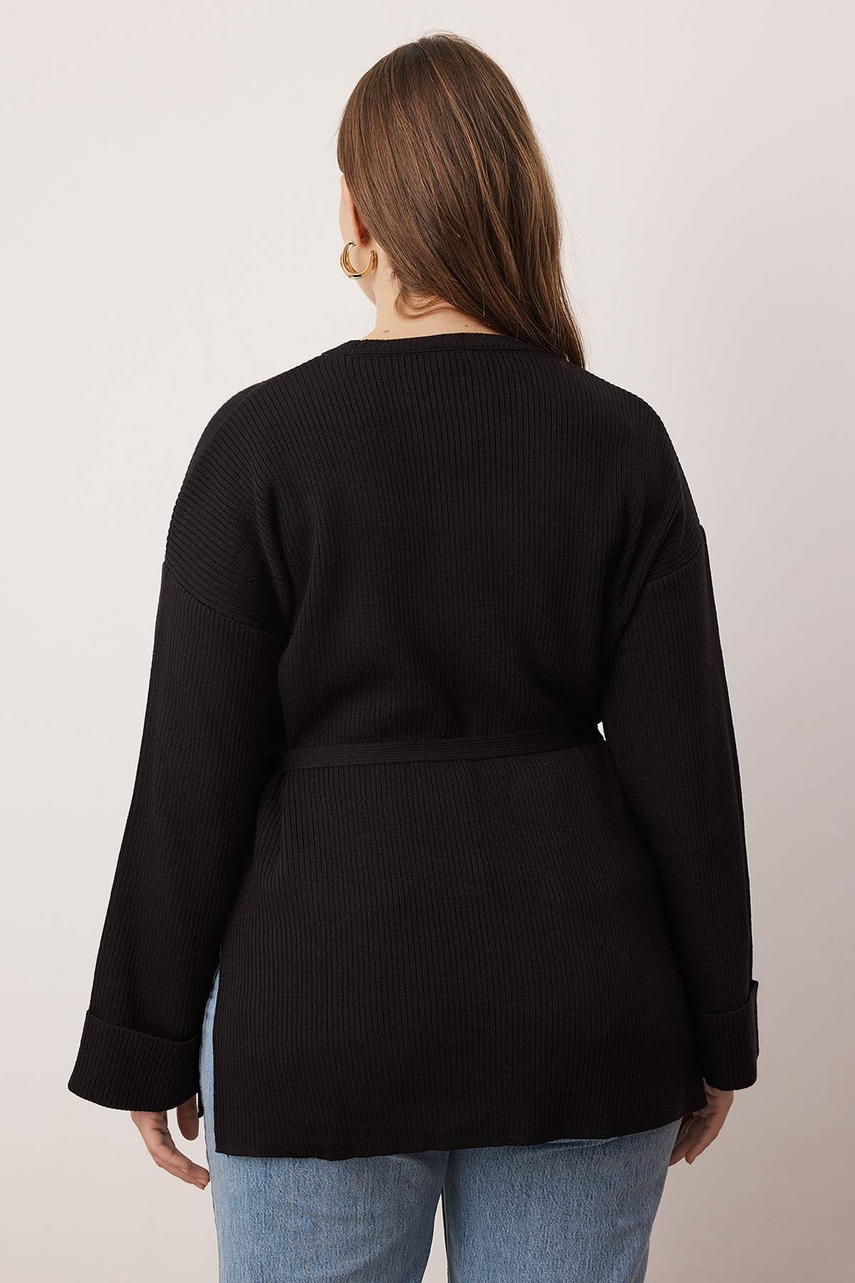 Trendyol Curve Schwarzer langer Strickpullover mit Taillengürtel TBBAW26AN00038