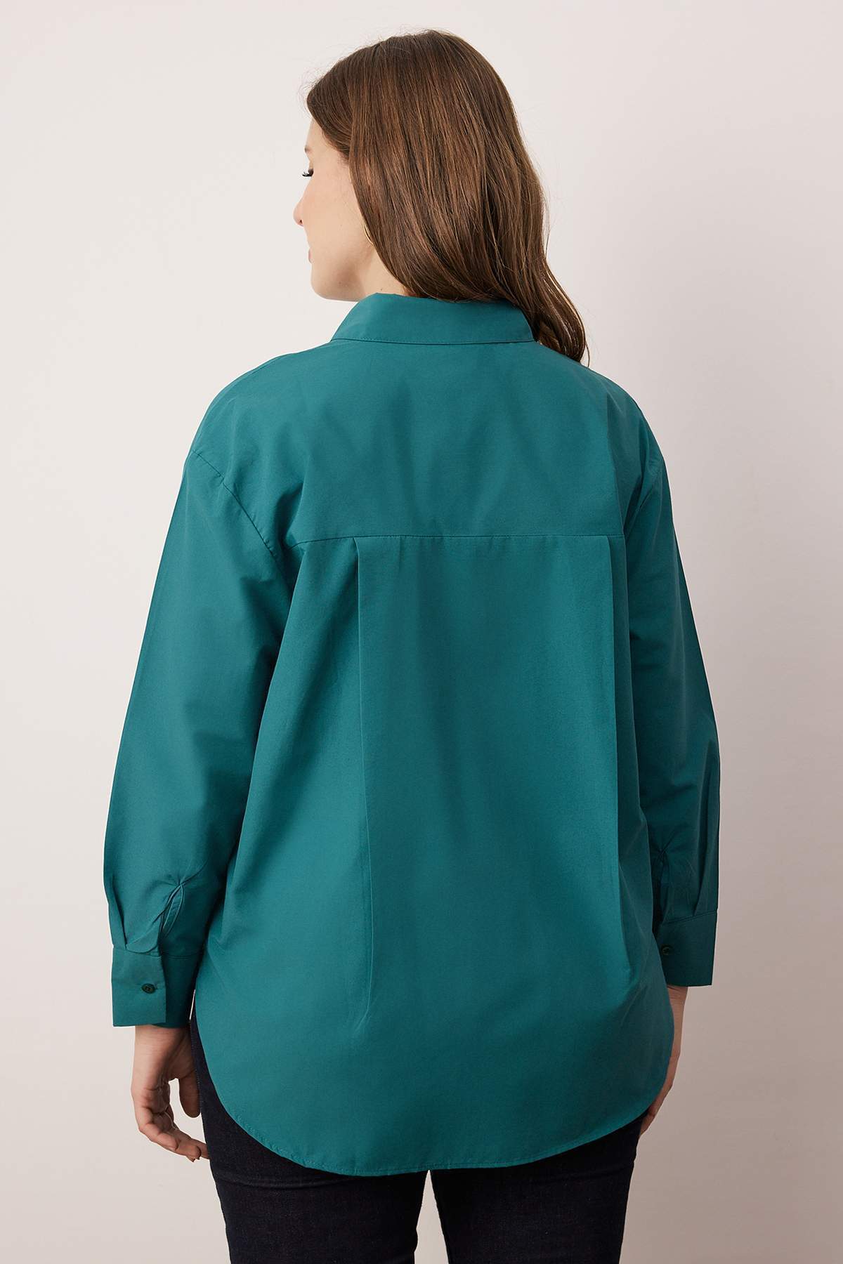 Trendyol Curve Ciemnozielona luźna bawełniana koszula z długim rękawem w dużym rozmiarze TBBSS22GO0323