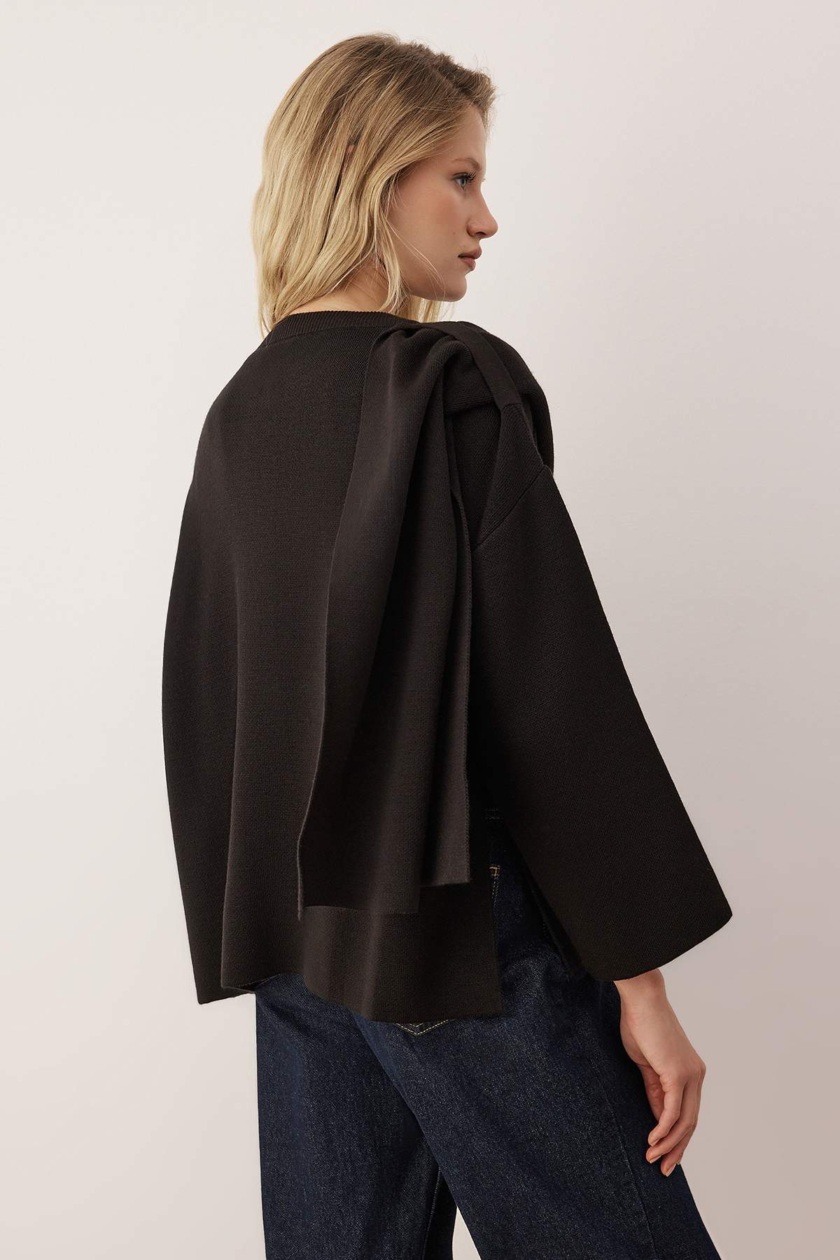 Trendyolmilla  Vücut Seçmeyen Siyah Süper Oversize/Geniş Kalıp Şal Detaylı Triko Panço TWOAW26KZ00160 - Görsel 5