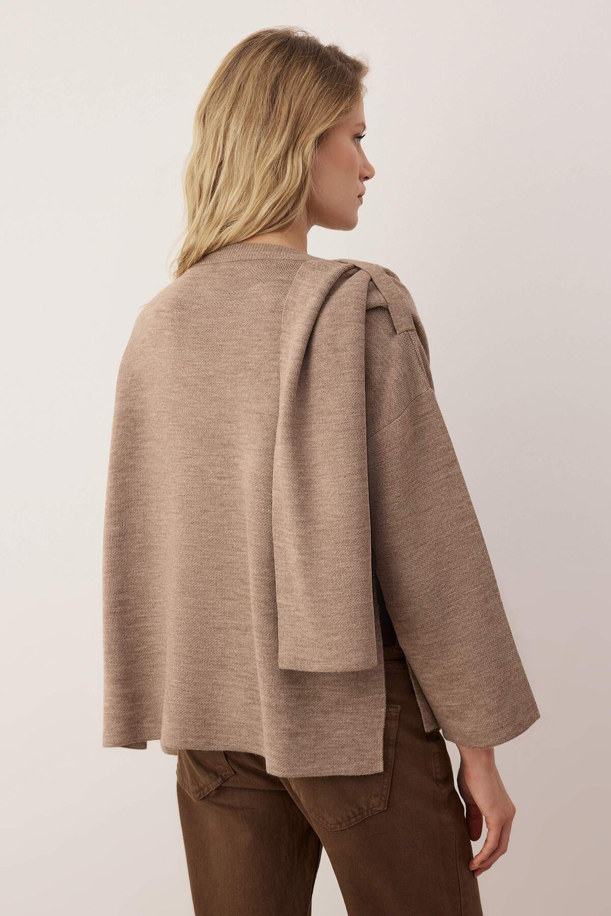 Trendyolmilla  Vücut Seçmeyen Vizon Süper Oversize/Geniş Kalıp Şal Detaylı Triko Panço TWOAW26KZ00160 - Görsel 5