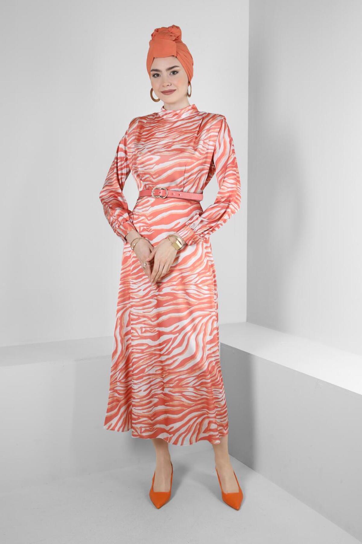 آلوینا لباس ساتن کمربنددار طرح گورخری کد ۴۳۶۵۶ آلوینا لباس ساتن کمربنددار طرح گورخری کد ۴۳۶۵۶