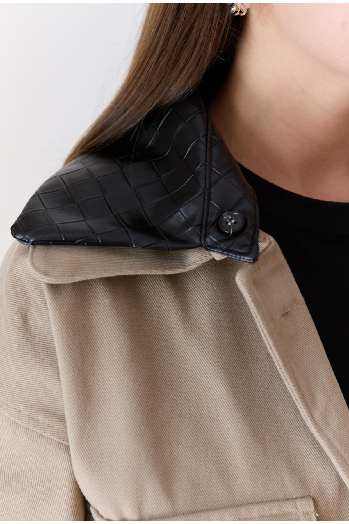 FEMMESTUDIO  Kadın Vizon Yakası Deri Detaylı Cepli Gabardin Ceket - Görsel 3