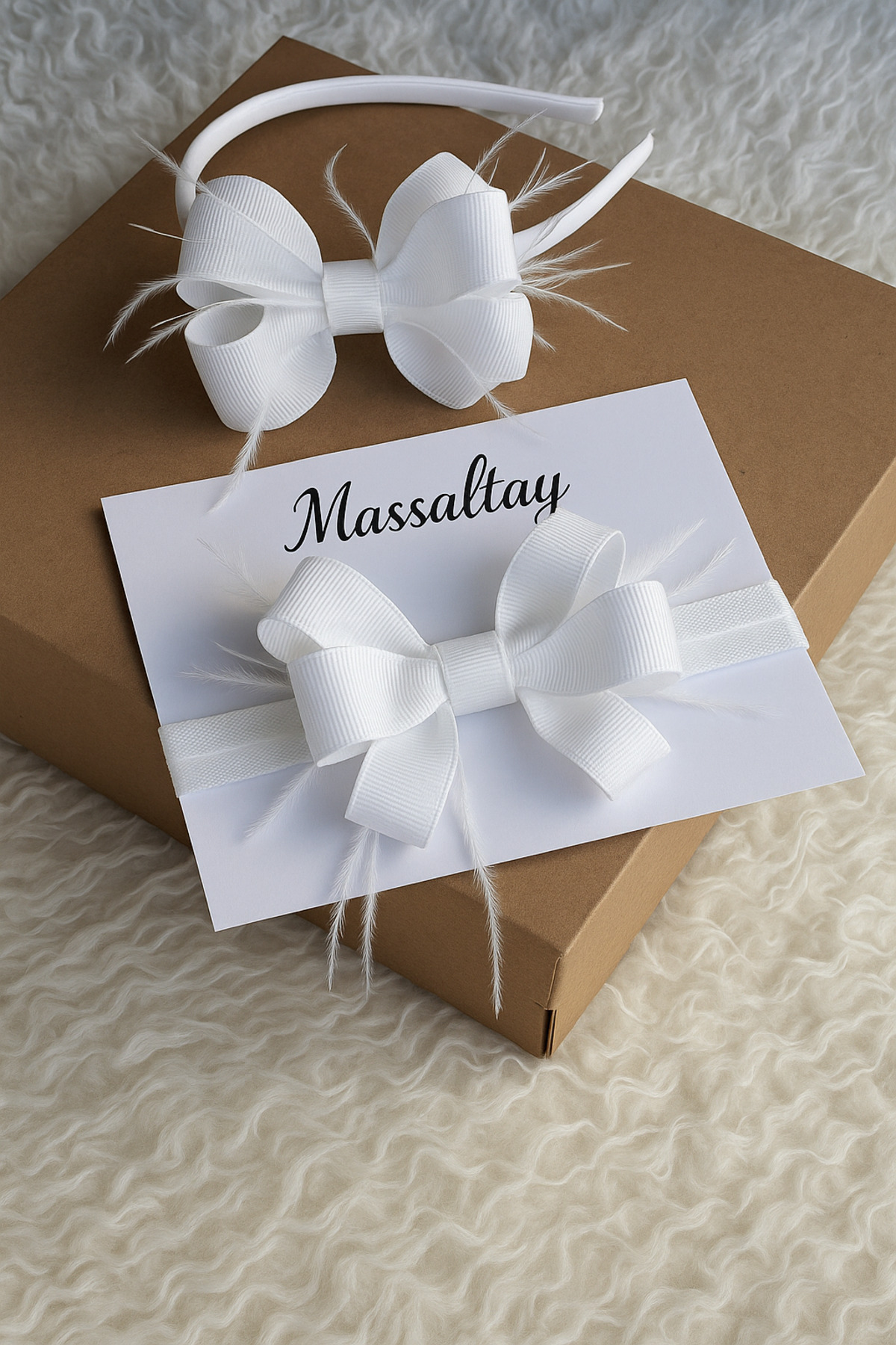 Massaltay Beyaz Fiyonk Tüylü Anne Lohusa Tacı ve Bebek Bandanası Seti – Şık ve Zarif Doğum Seti fotoğrafı 2 (önizleme)