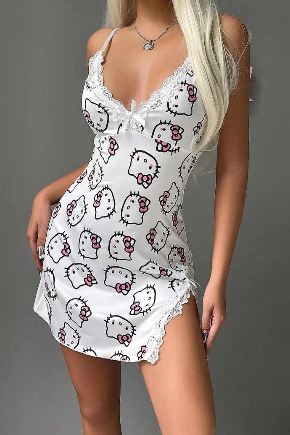 HUBANN Hello Kitty Seksi Derin V Yaka Dantel Detaylı Yırtmaçlı Gece Elbisesi - Yumuşacık Gecelik