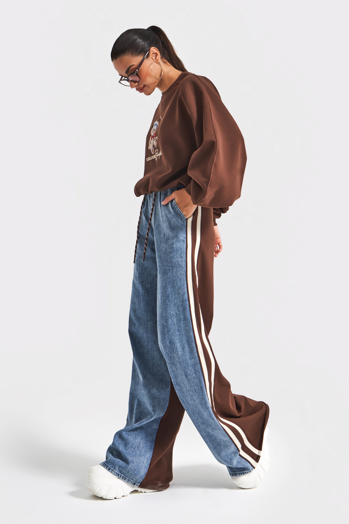 it's basic Дамски комплект от 2 части: суитшърт и панталони, цвят кафе, дизай...