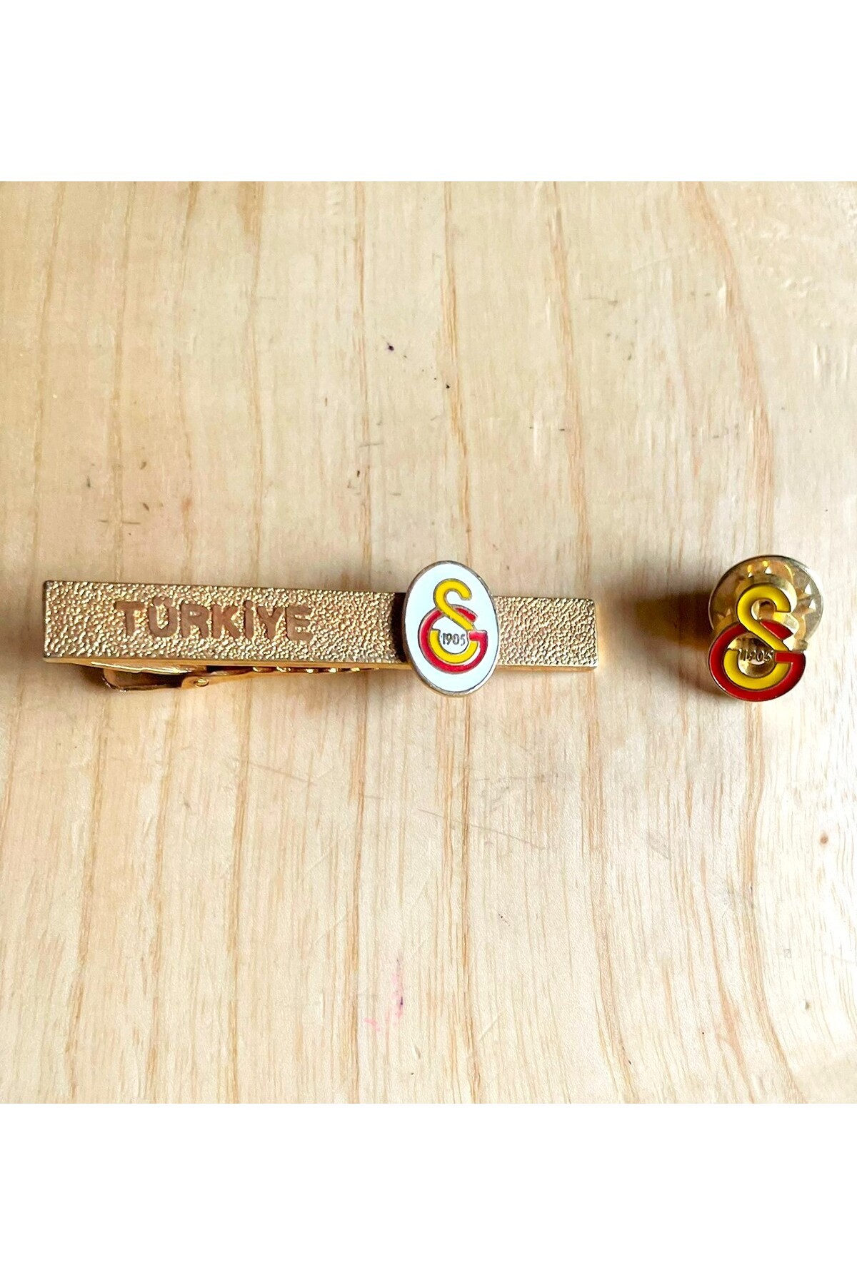 SANAT TACİRİ FUTBOL TAKIMI ROZETİ VE KIRAVAT İĞNESİ SARI KIRMIZI ROZET