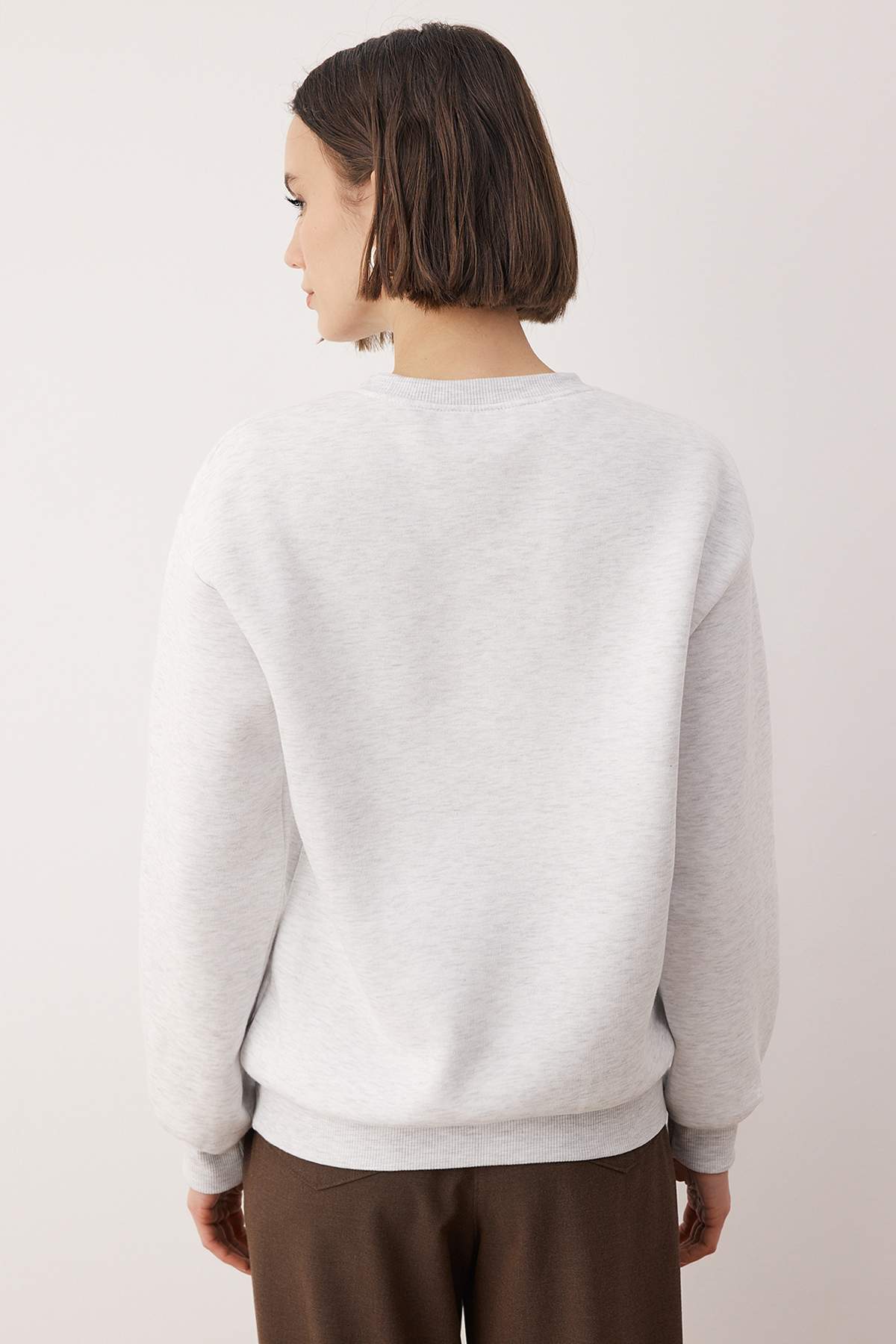 Trendyolmilla  Gri Melanj Slogan Nakışlı Bisiklet Yaka Örme Sweatshirt TWOAW26SW00219 - Görsel 5