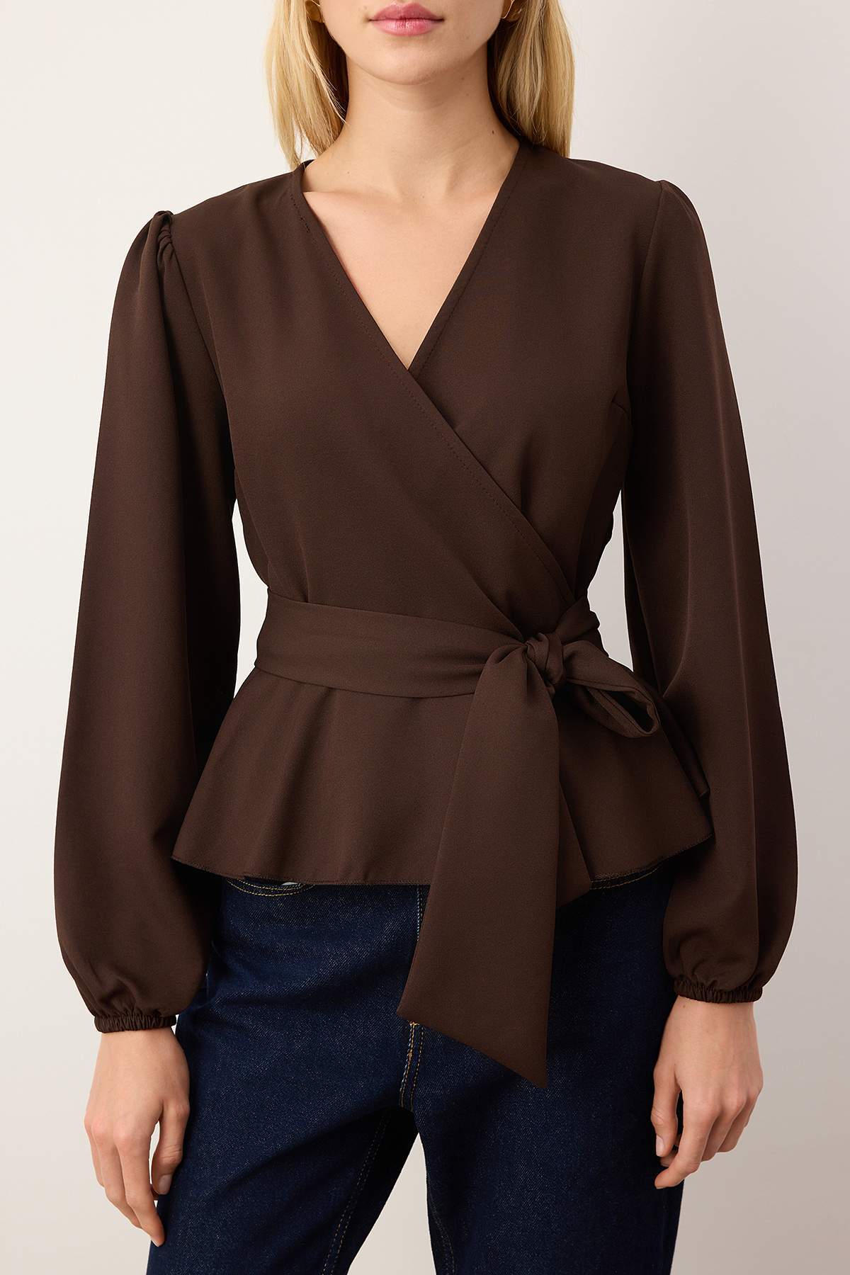 Trendyolmilla  Kahverengi Kruvaze Bağlama Detaylı Dokuma Bluz TWOAW20BZ1089 - Görsel 3
