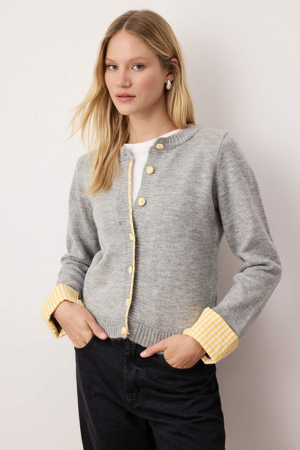 Trendyolmilla  Gri Yumuşak Dokulu Gömlek Garnili Triko Hırka TWOAW26HI00169 - Görsel 2