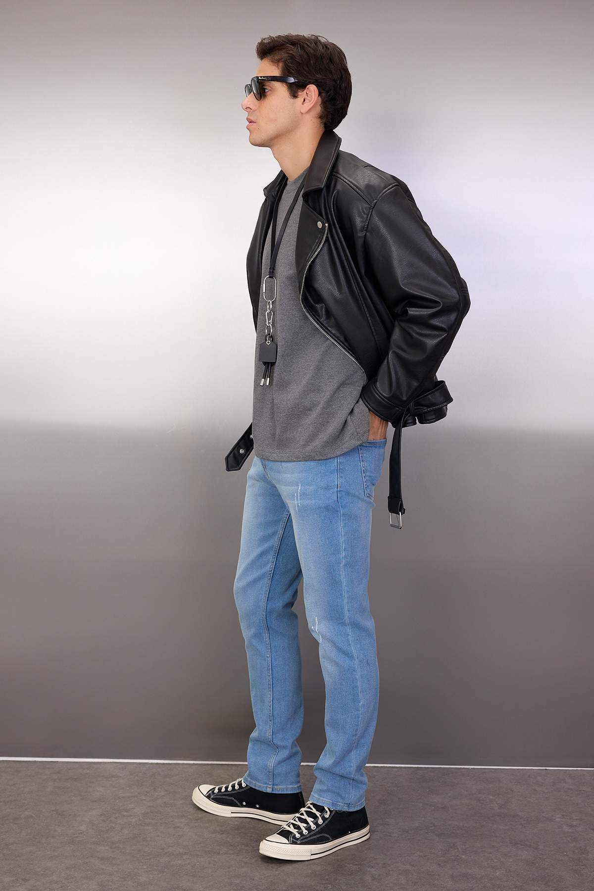 Trendyol Collection Jasnoniebieskie dopasowane dżinsy z elastycznymi zdobieniami - Tmnss21Je0067