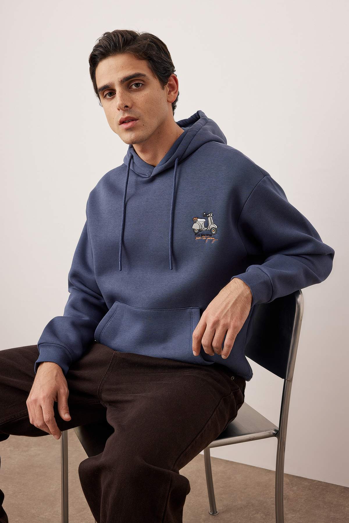 Trendyolmilla Man Indigo Motor Nakışlı Oversize/Geniş Kesim İçi Polarlı Kapüşonlu Sweatshirt TMNAW25SW00016
