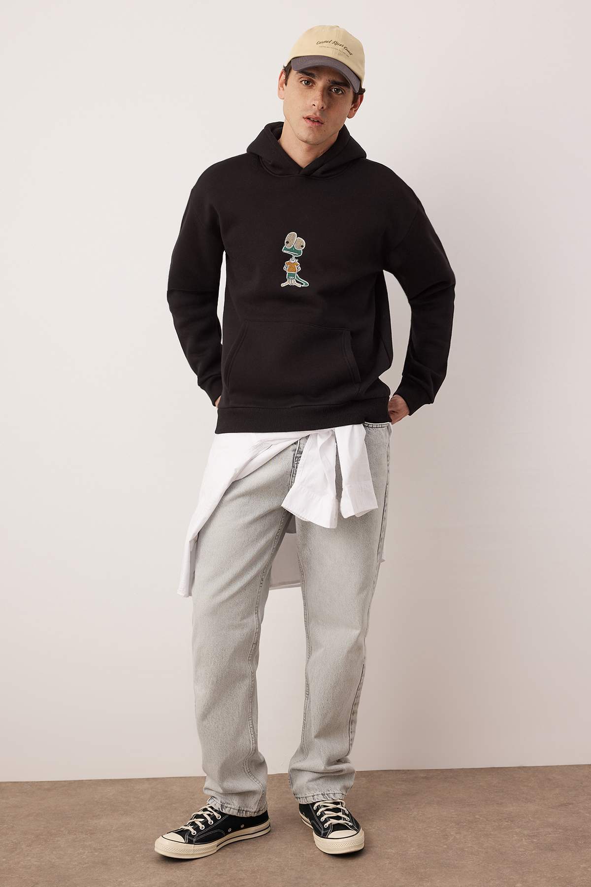 Trendyolmilla  Siyah Yeni Oversize/Geniş Kesim Nakışlı Kalın İçi Polarlı Sweatshirt TMNAW26SW00032 - Görsel 2