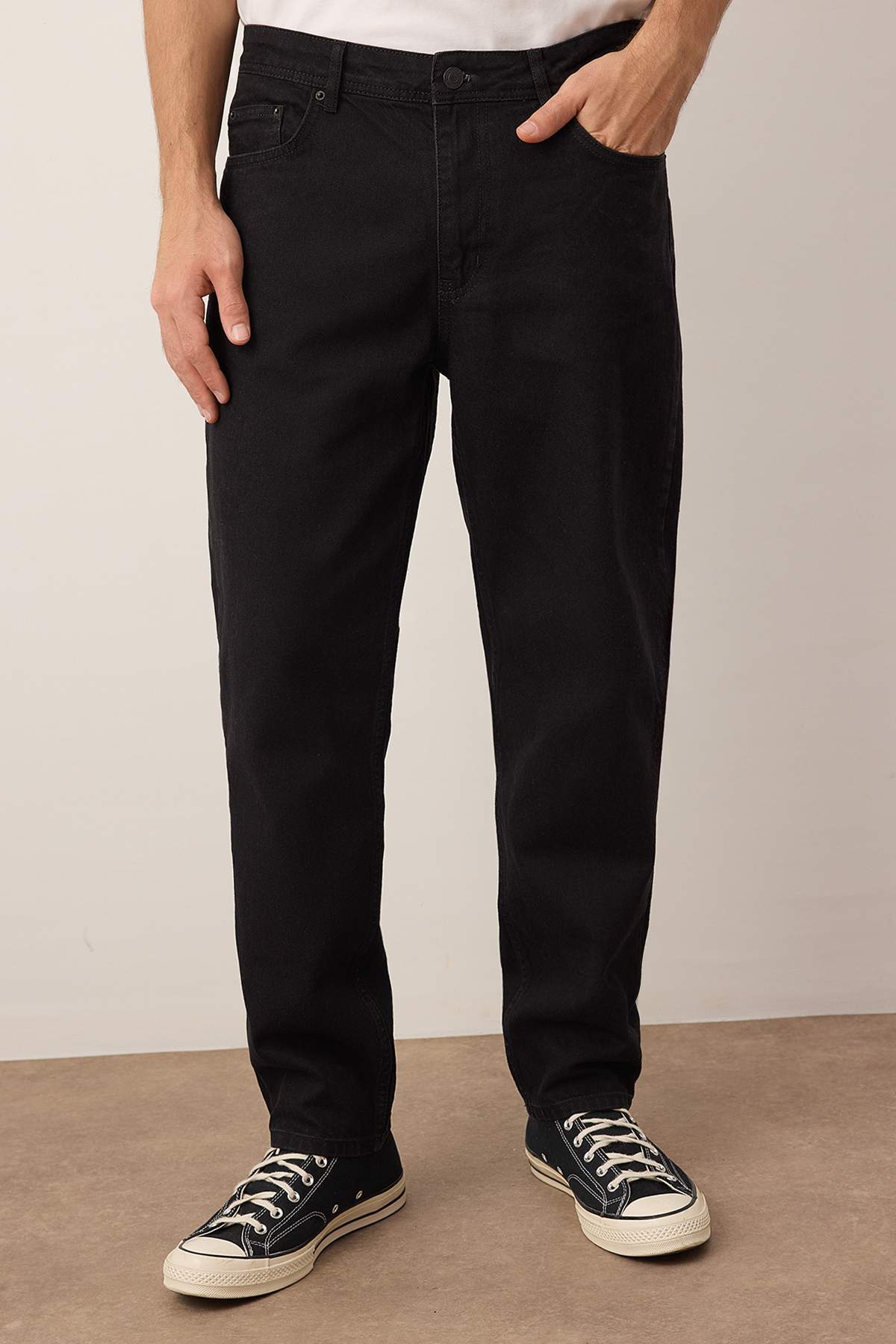 Trendyol Collection Czarne dżinsy typu boyfriend o luźnym kroju TMNAW23JE00076