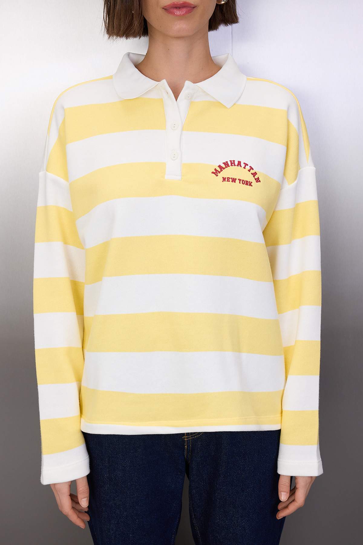 Trendyolmilla  Açık Sarı Kalın Şardonsuz Polo Yaka Çizgili Nakışlı Örme Sweatshirt TWOAW26SW00062 - Görsel 3