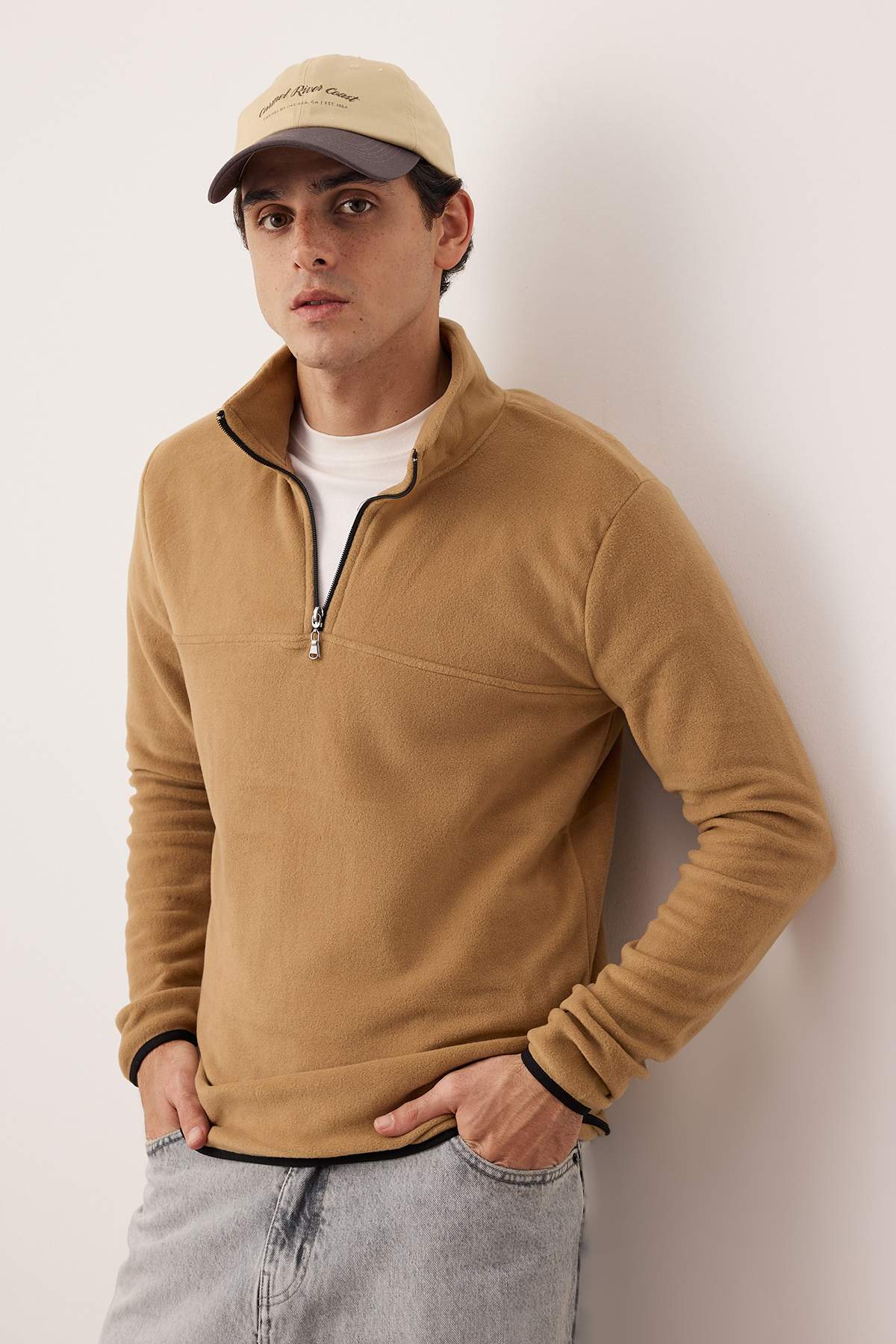 Trendyolmilla Man Camel Regular/Normal Kesim Dik Yaka Fermuarlı Dikiş Detaylı Polar Sweatshirt TMNAW26SW00036