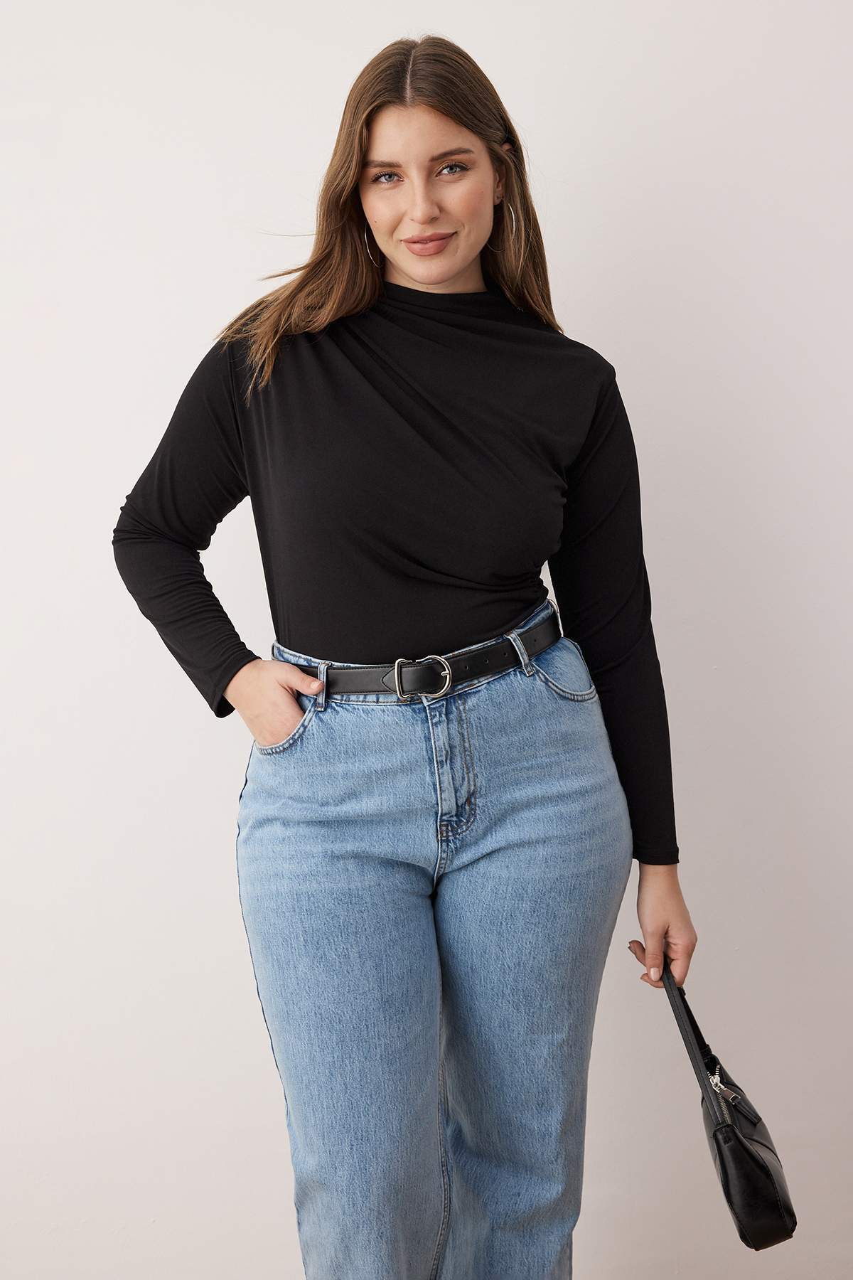 Trendyol Curve Czarna bluzka z długim rękawem i marszczonymi detalami, duże r...