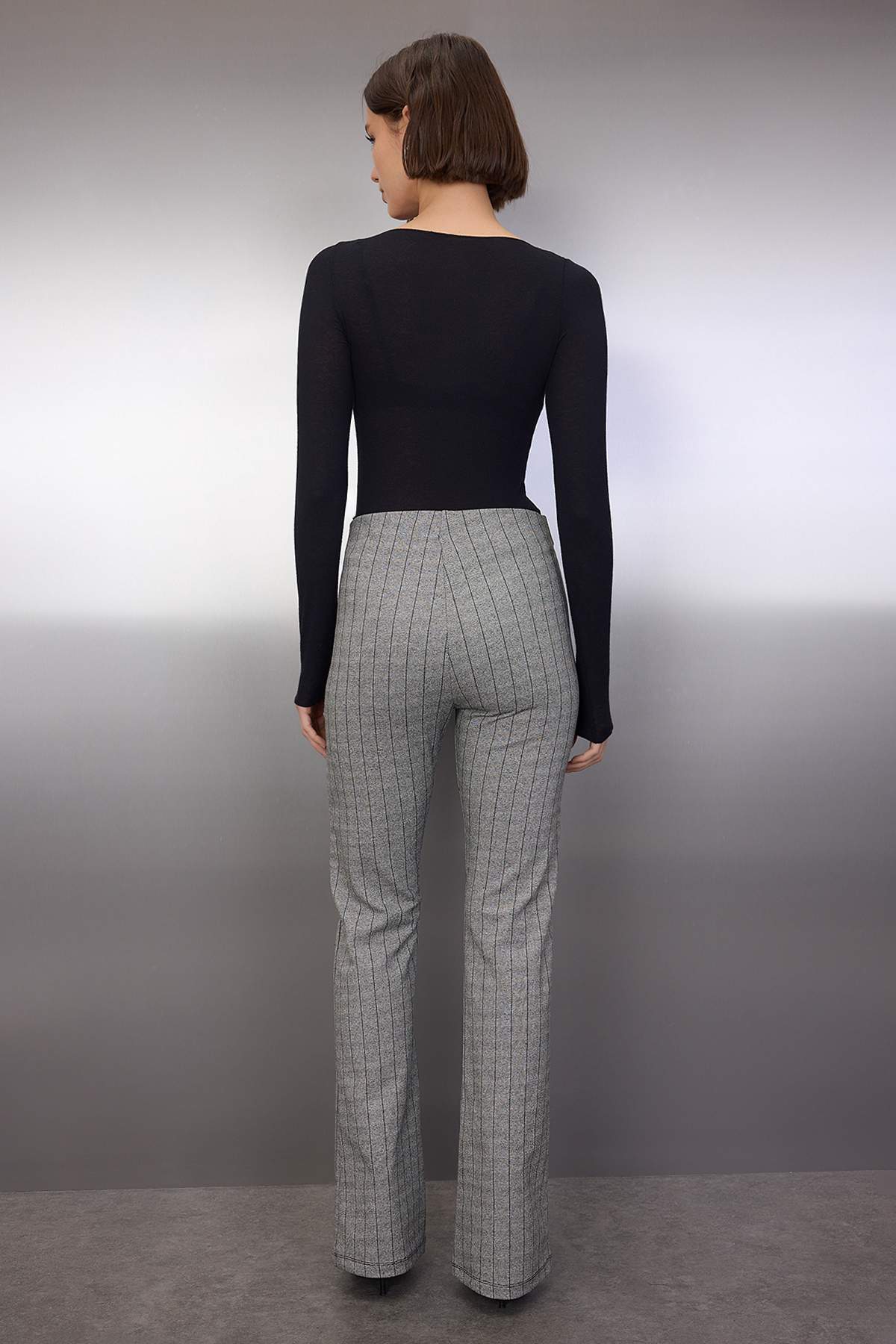 Trendyolmilla  Gri Çizgili Flare/İspanyol Paça Esnek Örme Pantolon TWOAW26PL00091 - Görsel 4