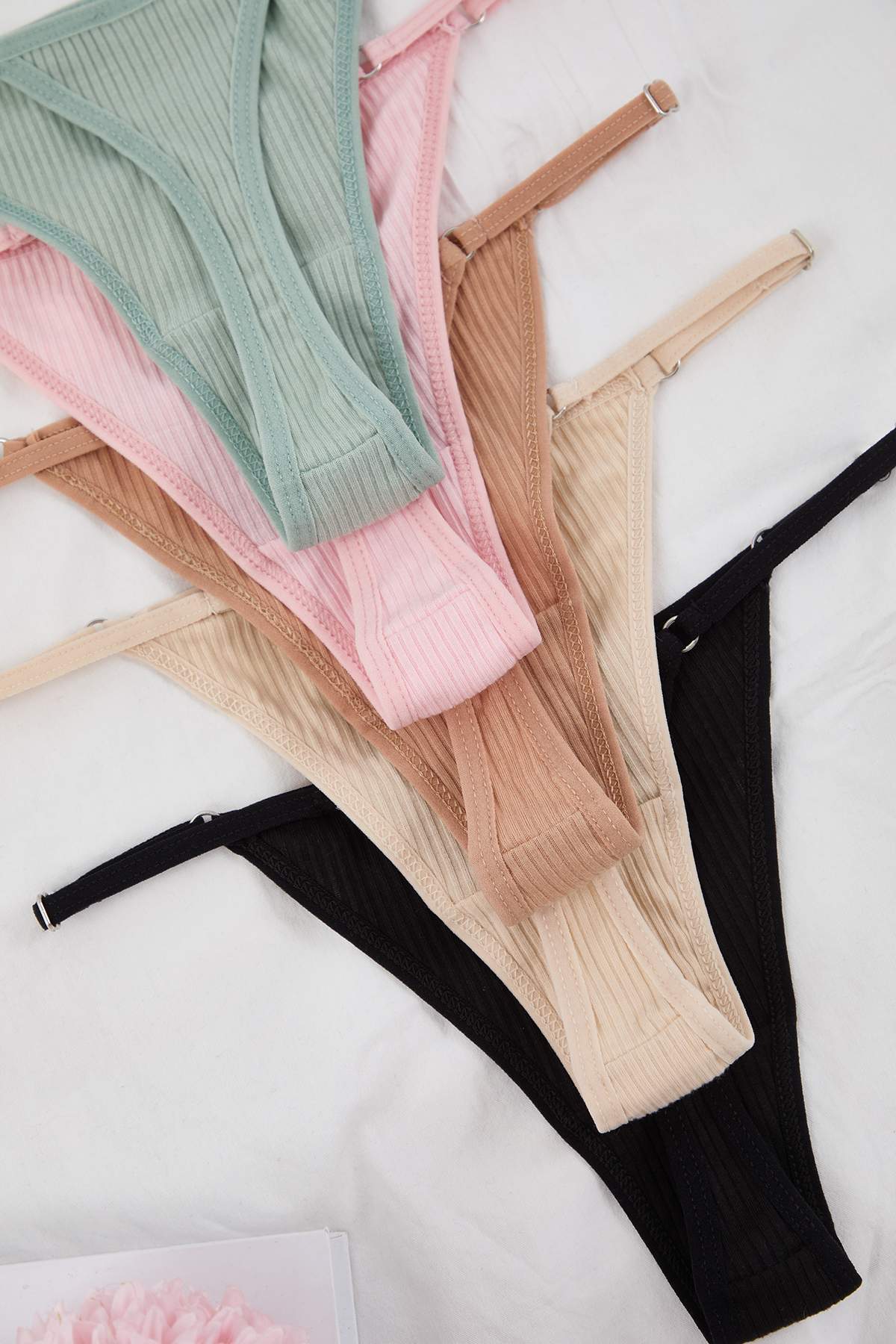 Trendyol Collection Mehrfarbige 5er-Packung, verstellbare Taille, gerippte, gestrickte Tanga-Höschen THMAW26KU00017