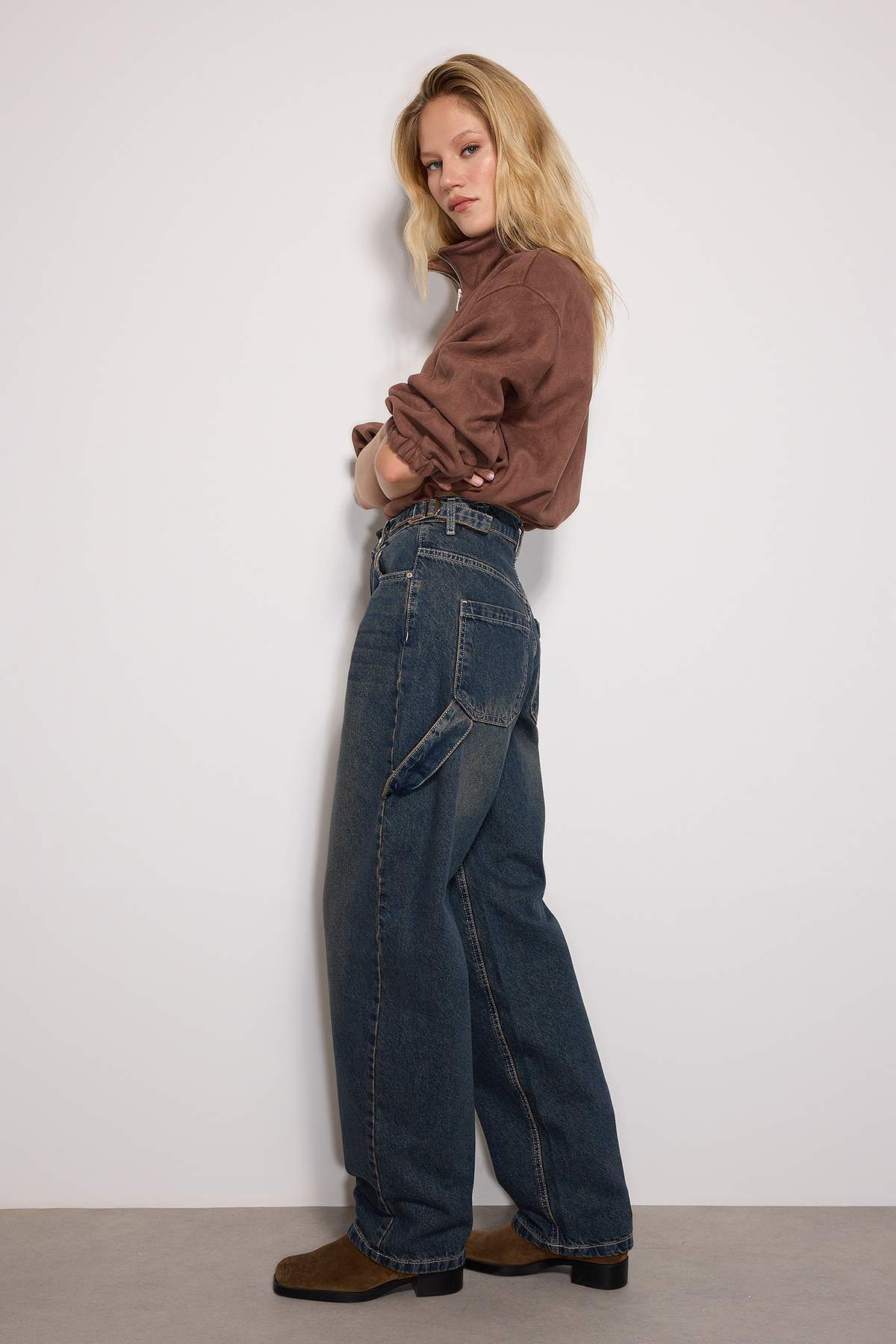 Trendyol Collection Udržitelnější tmavě modré džíny s efektem oprání, volný střih, vysoký pas, široké nohavice TWOAW24JE00308