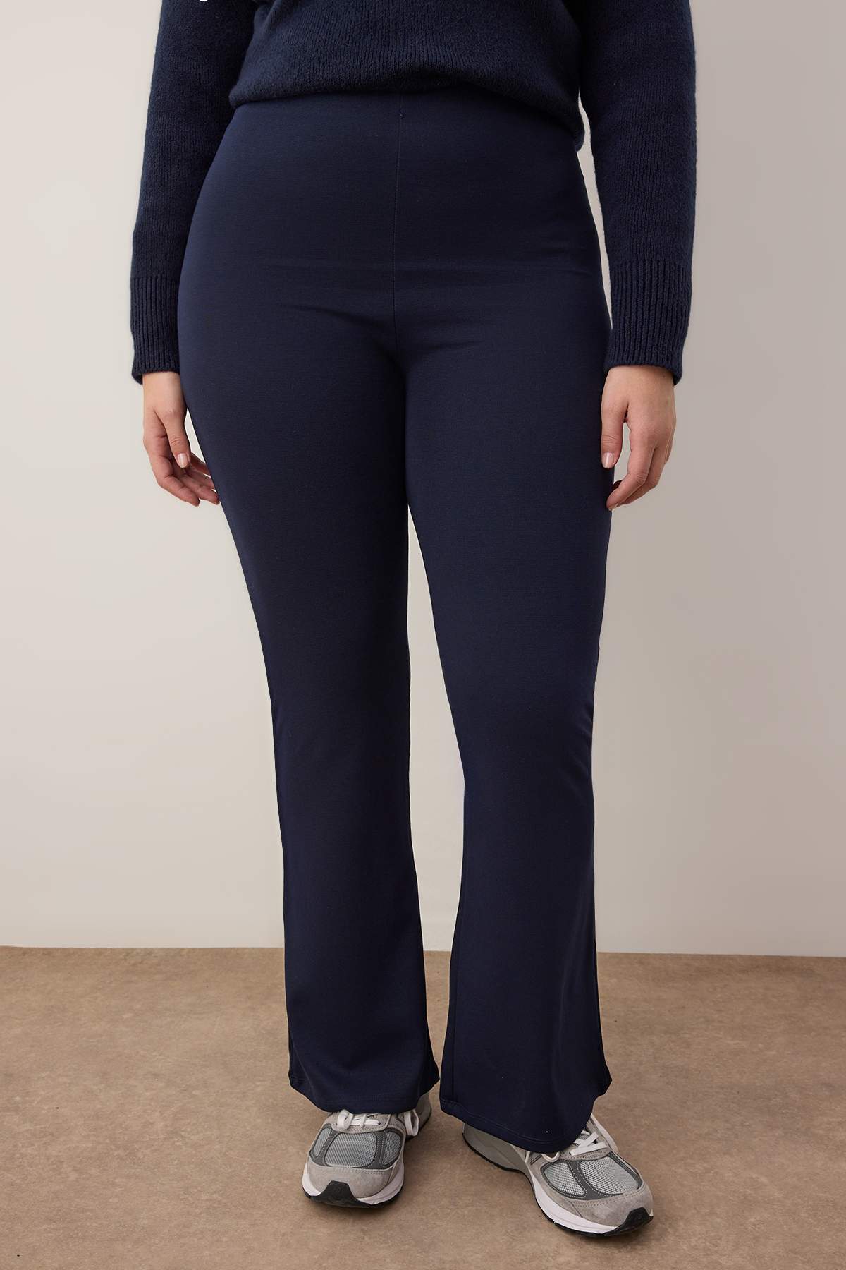 Trendyolmilla  Lacivert İnceltici Yüksek Bel Flare/İspanyol Paça Örme Büyük Beden Pantolon TBBSS24AR00033 - Görsel 3