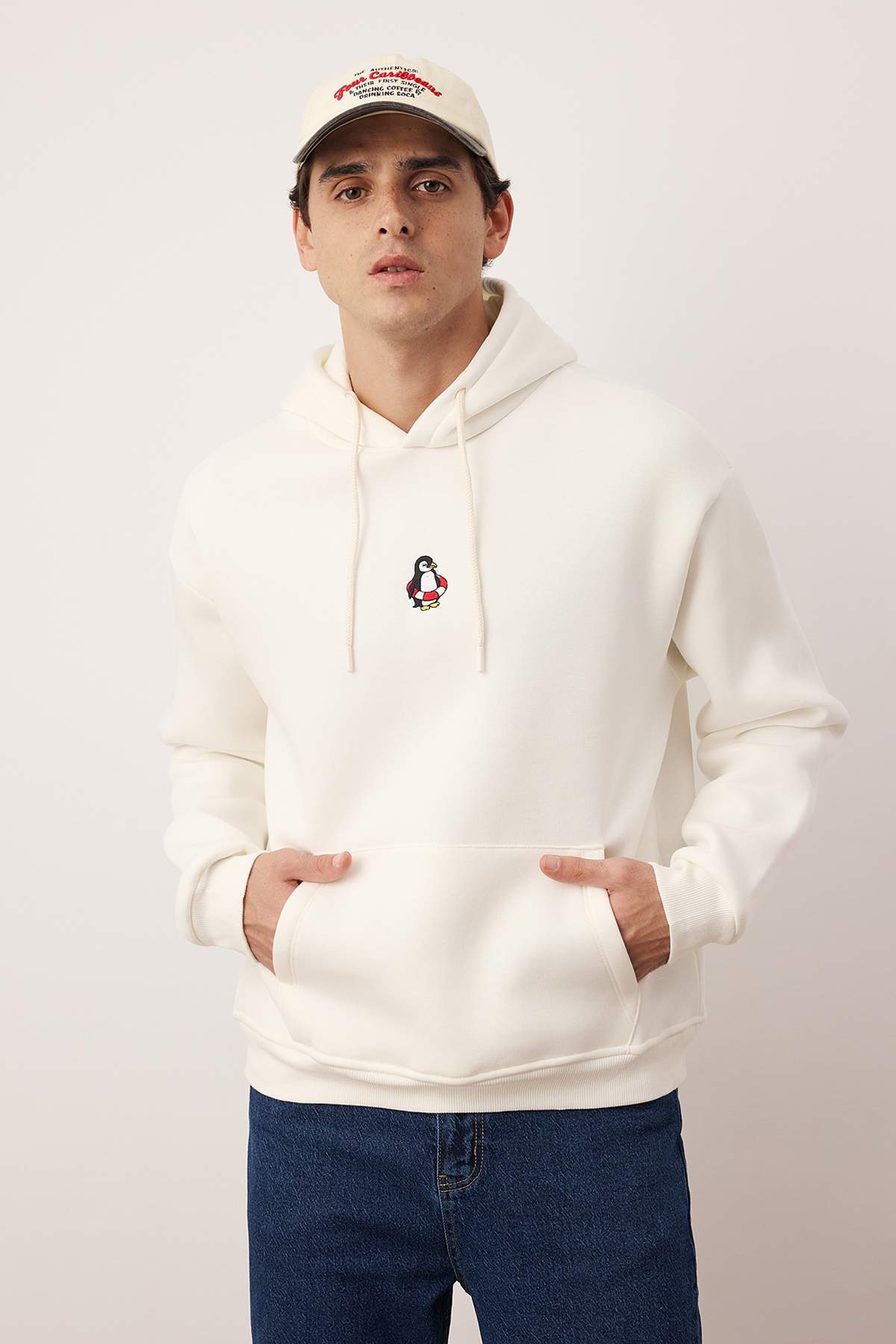 Trendyolmilla Man Ekru Oversize/Geniş Kesim Kapüşonlu İçi Polarlı Penguen Nakışlı Sweatshirt TMNAW24SW00018