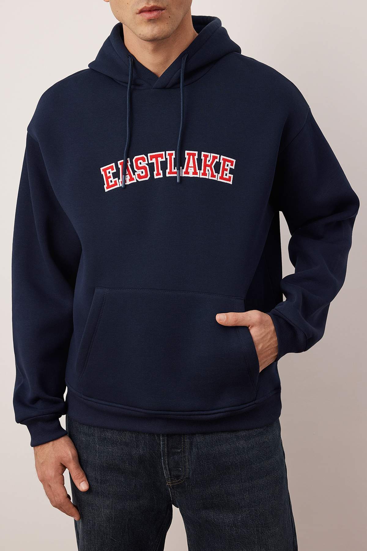 Trendyolmilla  Lacivert Oversize/Geniş Kesim İçi Polarlı Kapüşonlu Yazı Nakışlı Sweatshirt TMNAW24SW00029 - Görsel 3