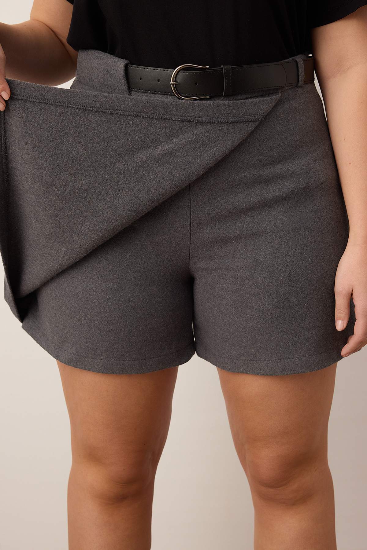 Trendyolmilla  Gri Kemerli Kaşe Kışlık Mini Dokuma Şort Etek TBBAW26AP00001 - Görsel 3