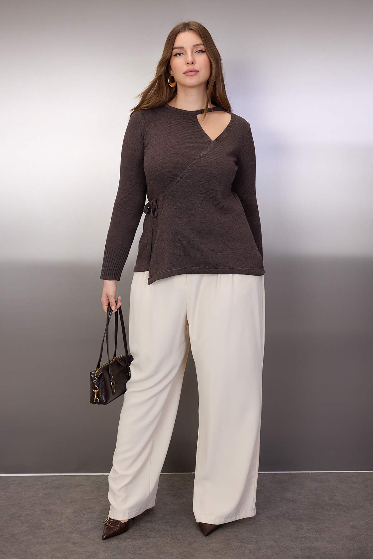 Trendyol Curve Brązowa bluzka z wiązaniem z przodu, z detalami z cienkiej dzi...