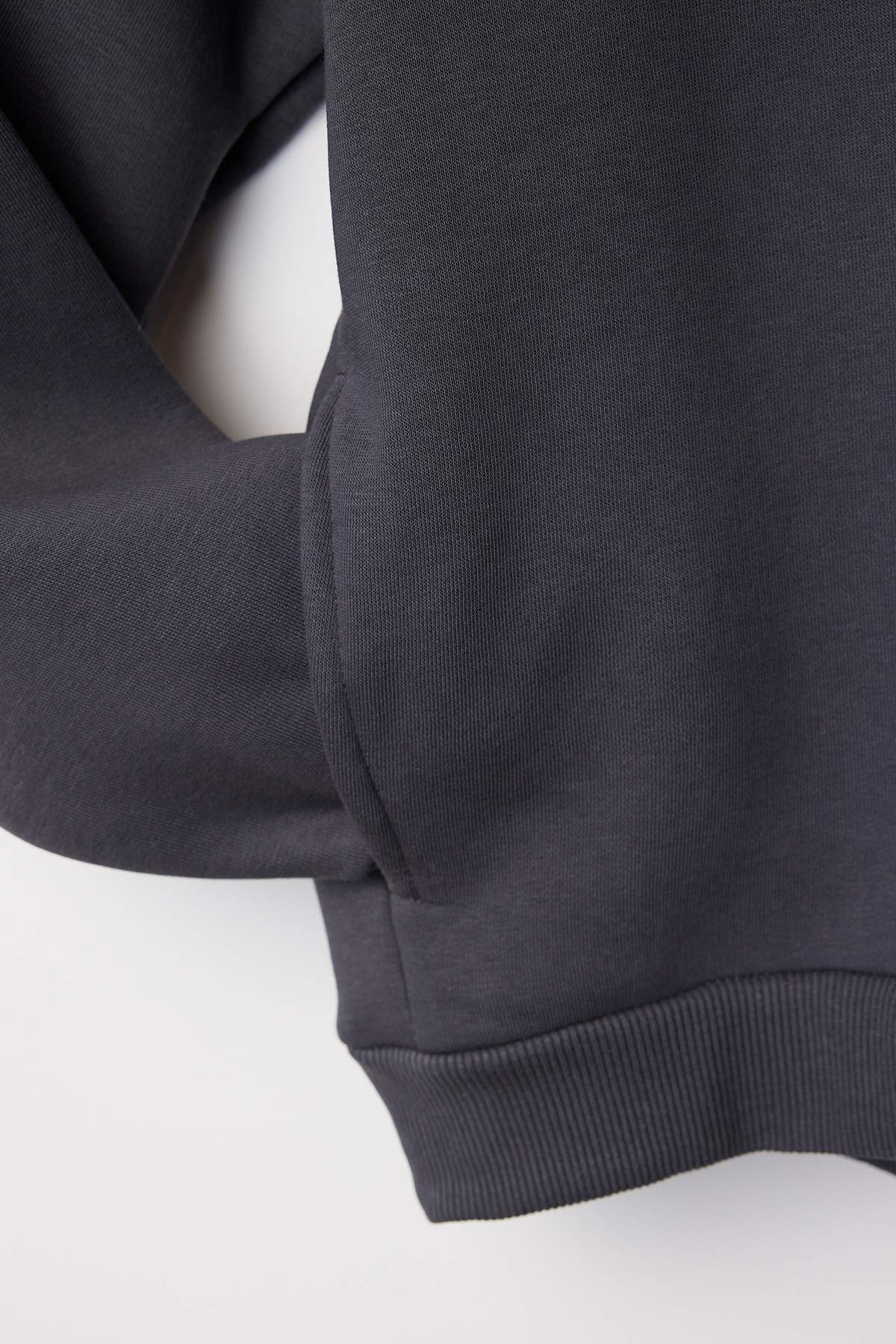 Trendyolmilla  Antrasit Kalın İçi Polarlı Kapüşonlu Slogan Baskılı Boxy Fit Örme Sweatshirt TWOAW26SW00217 - Görsel 6