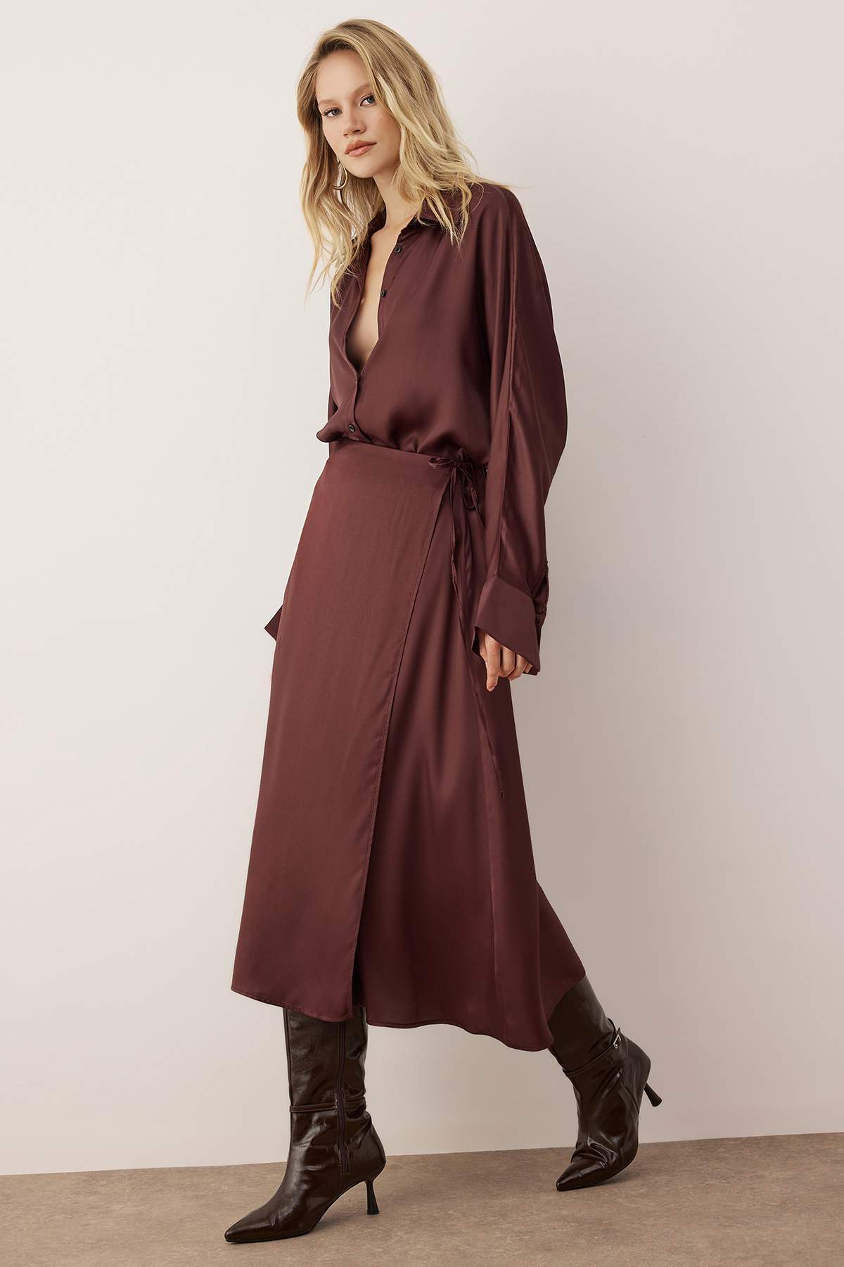 Trendyolmilla  Vücut Seçmeyen Kahverengi Kruvaze Bağlama Detaylı Dokuma Saten Midi Etek TWOAW26ET00121 - Görsel 5