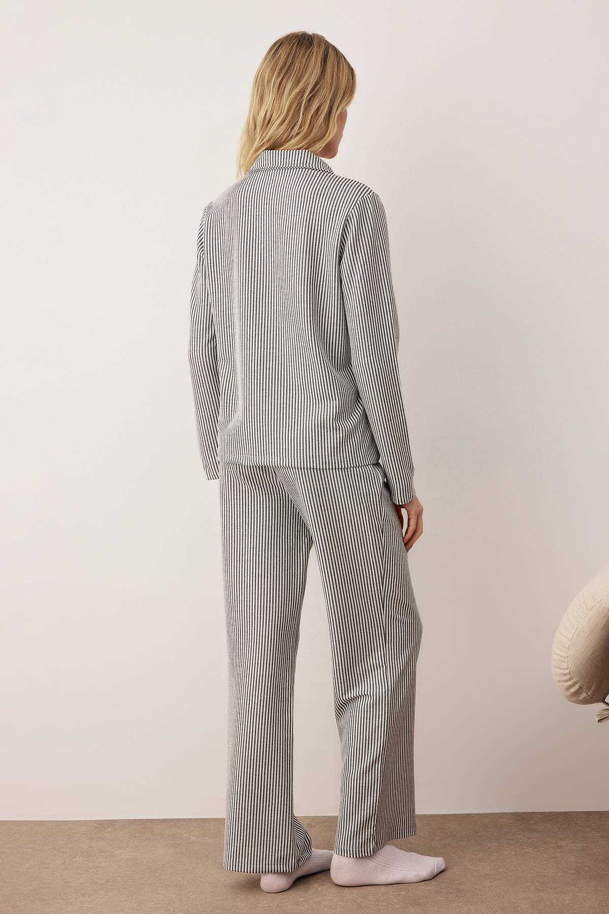 Trendyolmilla  Siyah-Beyaz Çizgili Fitilli Gömlek Yaka Örme Pijama Takımı THMAW26PT00131 - Görsel 4